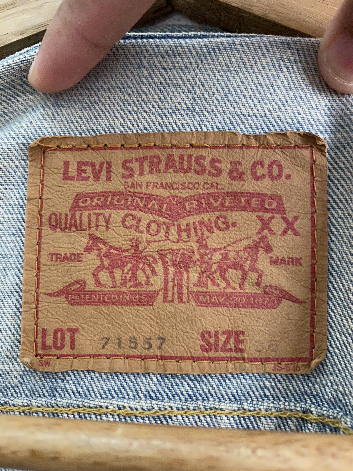Levi's × Levi's Vintage Clothing × Vintage Vintage Levi’s Big E 71557 Denim Trucker Jacket Size US S / EU 44-46 / 1 - 11 Thumbnail