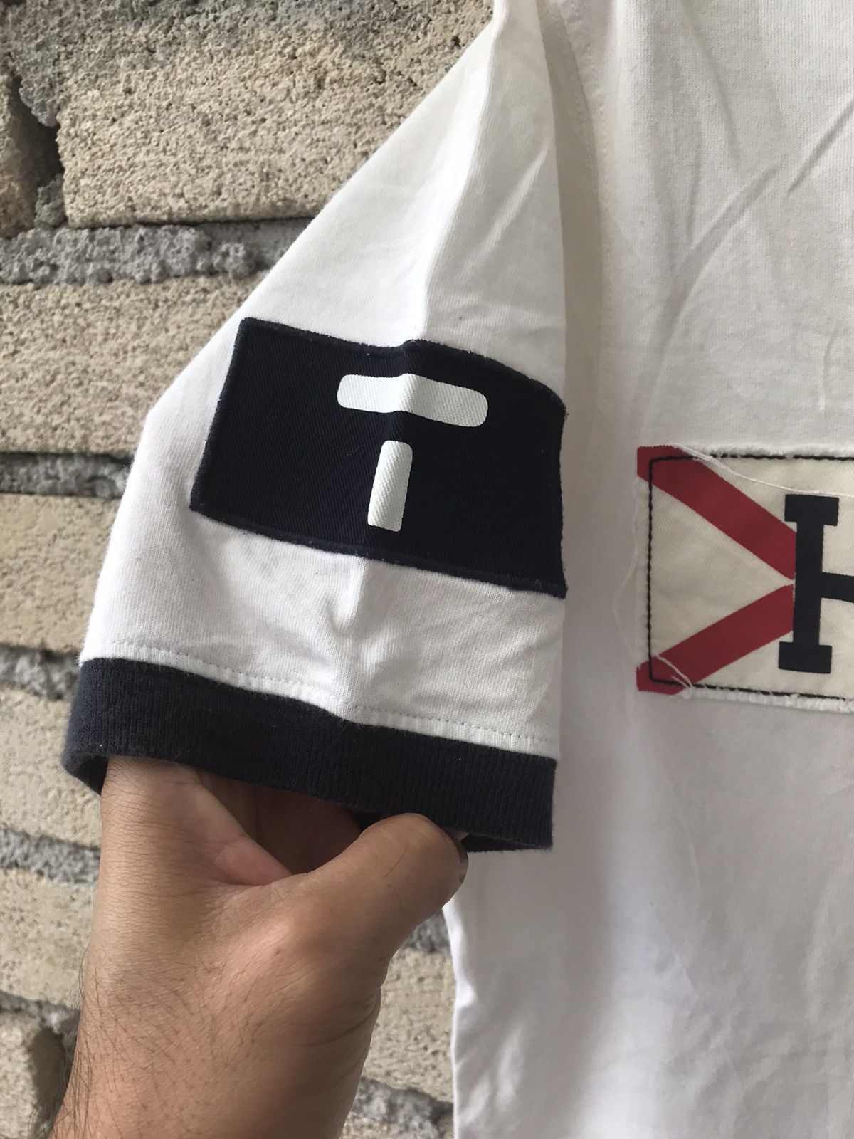 Designer × Tommy Hilfiger × Vintage Tommy Hilfiger Printed Big Logo Spell Out Simple Design Size US S / EU 44-46 / 1 - 6 Thumbnail