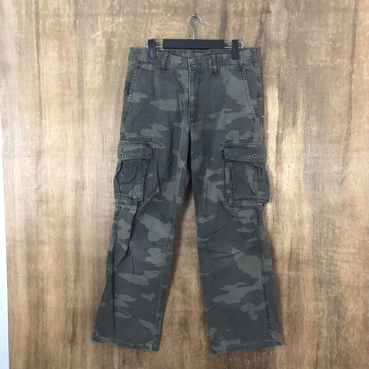 Japanese Brand Uniqlo Camo Green multipocket cargo pants #6290 Size US 31 - 1 Thumbnail
