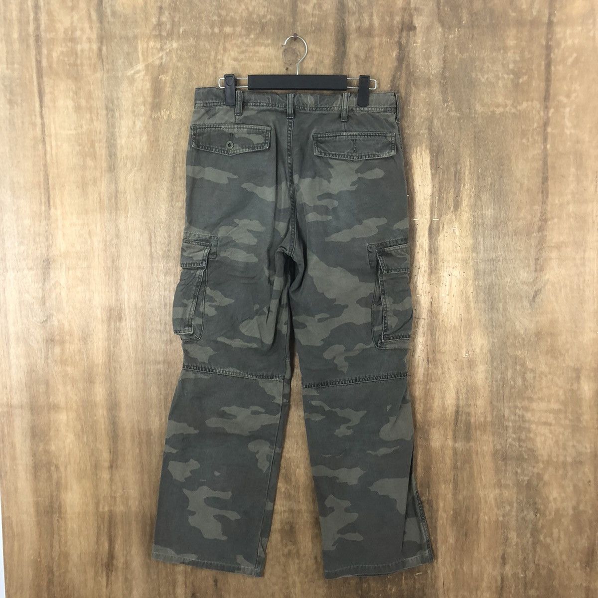 Japanese Brand Uniqlo Camo Green multipocket cargo pants #6290 Size US 31 - 6 Thumbnail