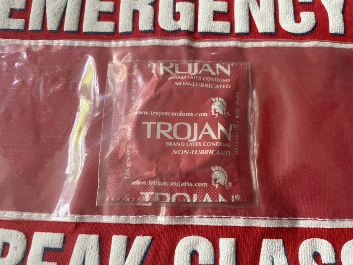Vintage Vintage 90's White Humor Emergency Condom Tee Gag 3XL XXXL Size US XXL / EU 58 / 5 - 4 Thumbnail