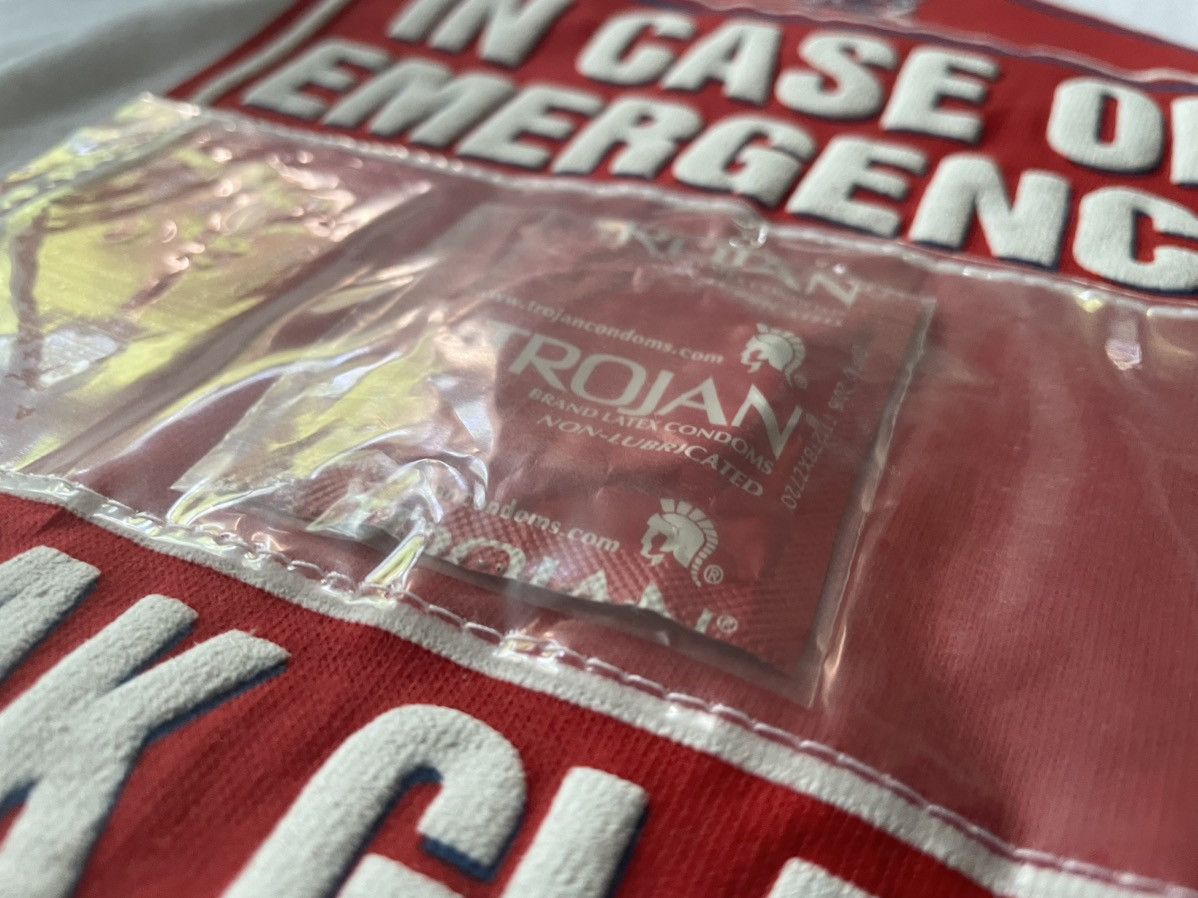 Vintage Vintage 90's White Humor Emergency Condom Tee Gag 3XL XXXL Size US XXL / EU 58 / 5 - 9 Thumbnail