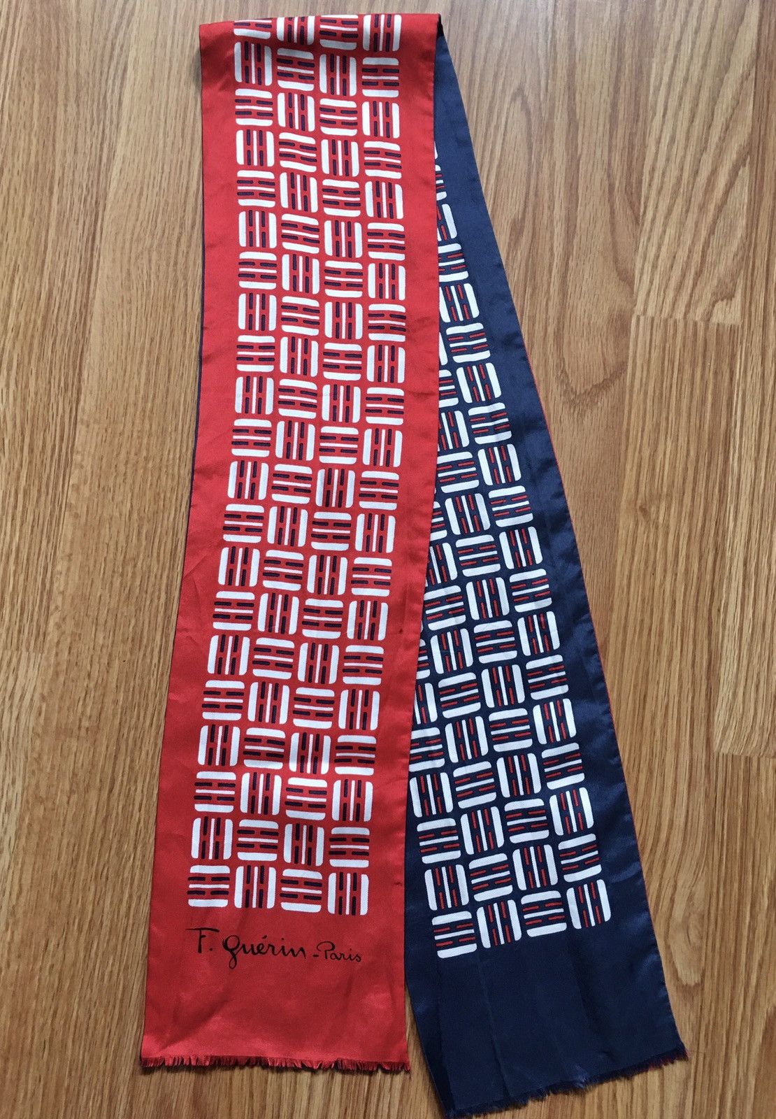 Foulard En Soie Vintage FRANÇOISE GUÉRIN - Motif élégant Rouge, Dimensions 82 X 86 Cm