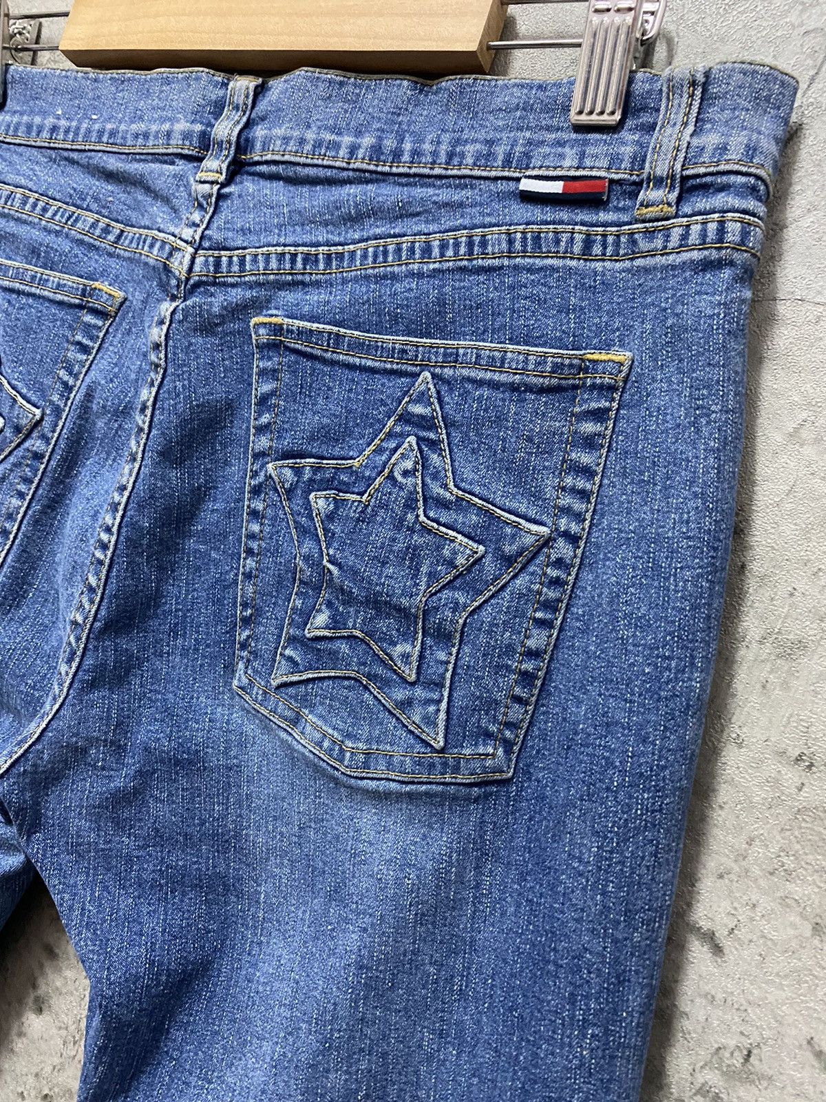 Tommy Hilfiger × Vintage Vintage Tommy Hilfiger Star Patch Flared Denim Pants Size US 30 / EU 46 - 5 Thumbnail
