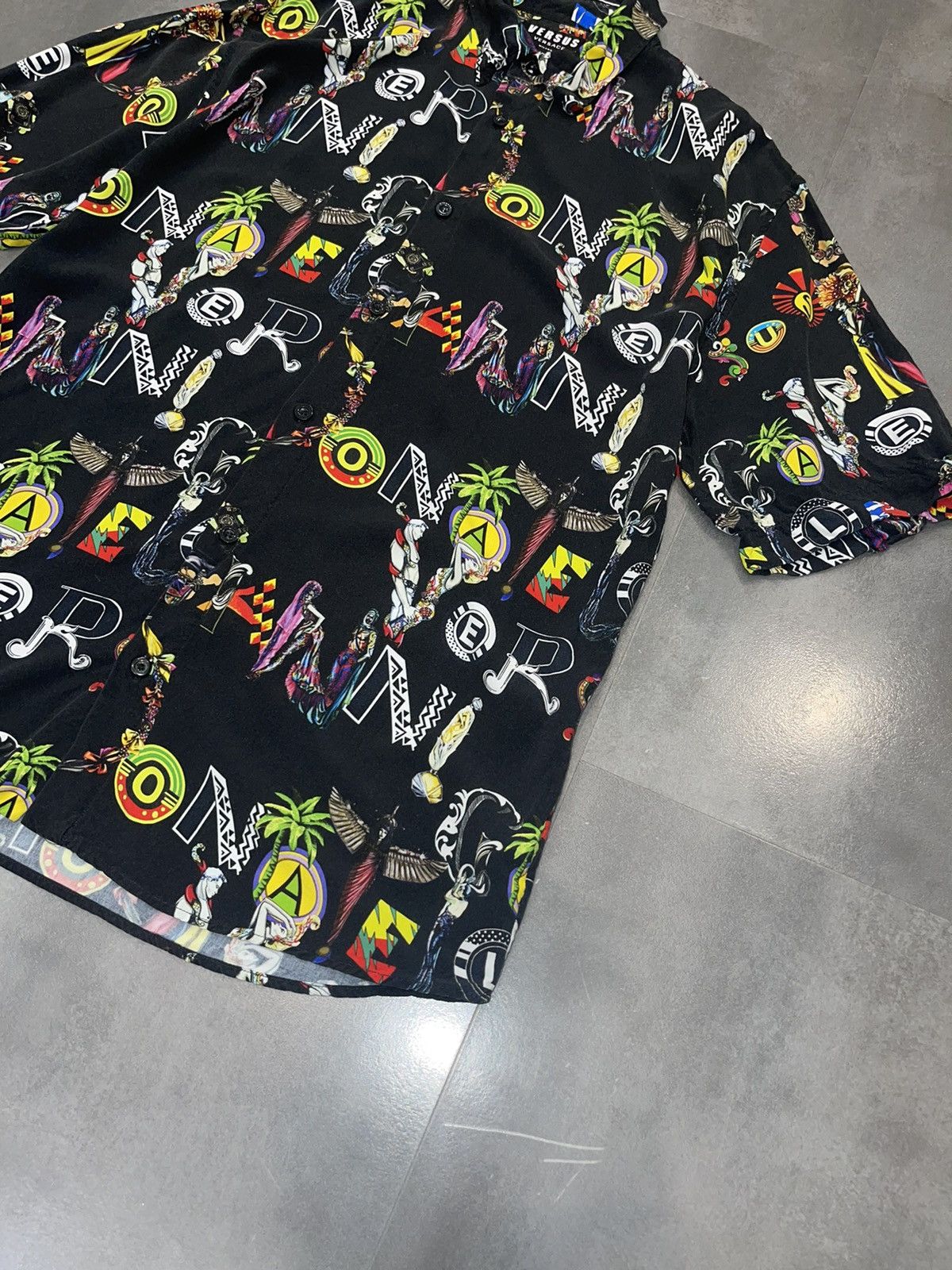 Versace Versace Abstract Logo All Over Printed Shortsleeve Shirt Size US M / EU 48-50 / 2 - 7 Thumbnail