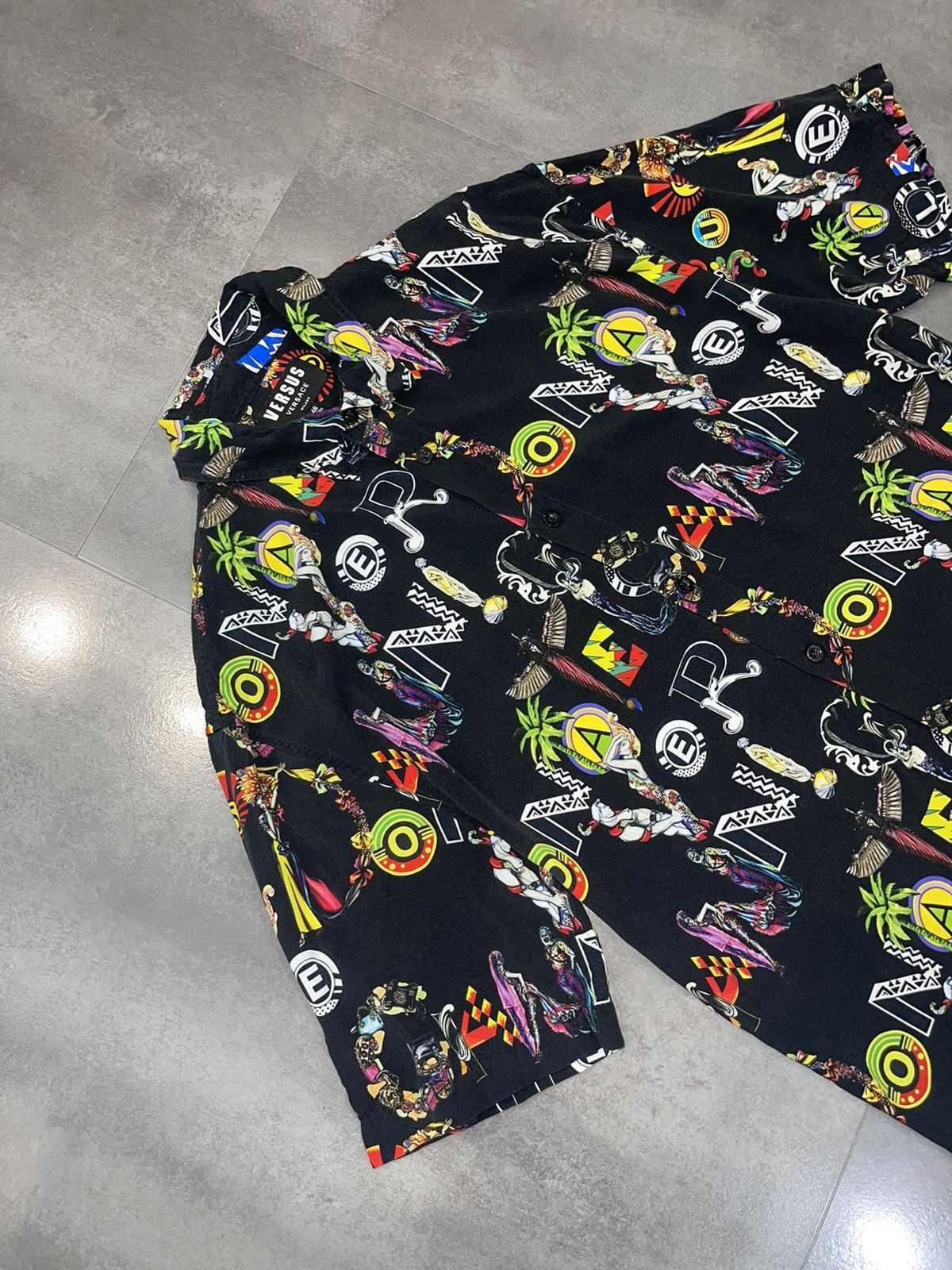 Versace Versace Abstract Logo All Over Printed Shortsleeve Shirt Size US M / EU 48-50 / 2 - 9 Thumbnail