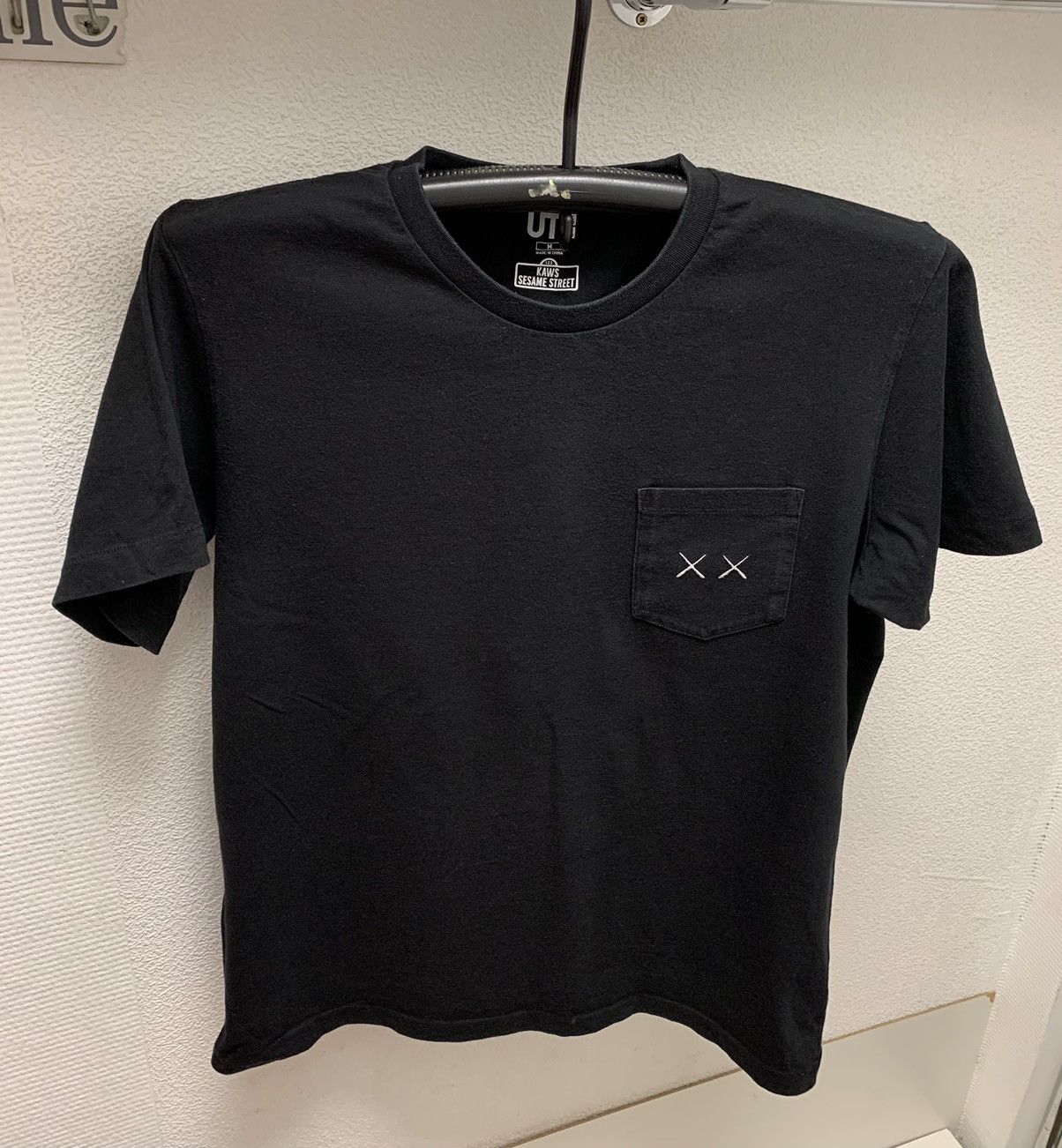 Kaws Uniqlo kaws sesame street big logo black t-shirt M Size US M / EU 48-50 / 2 - 2 Thumbnail