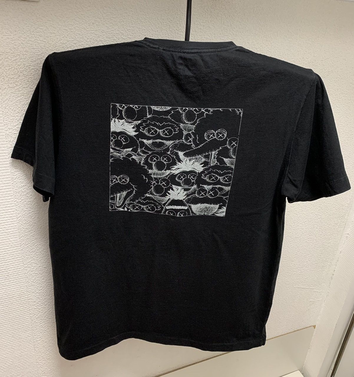 Kaws Uniqlo kaws sesame street big logo black t-shirt M Size US M / EU 48-50 / 2 - 1 Thumbnail