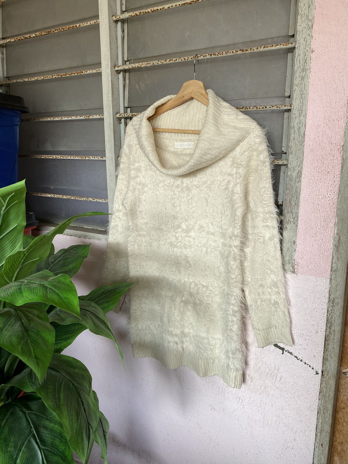⚡️Steals⚡️ Designer Cecil McBEE Fuzzy Knit Sweater