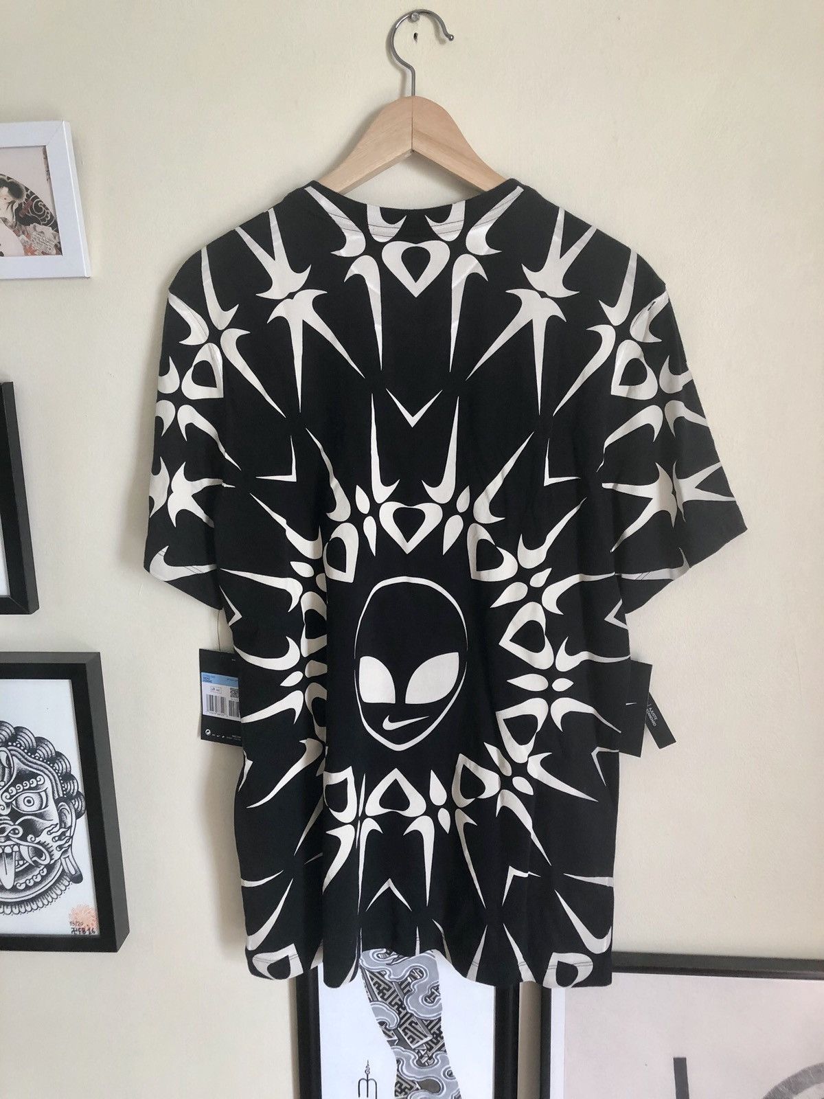 Nike Nike Alien UFO Swoosh RAVE pattern iridescent t-shirt Size US M / EU 48-50 / 2 - 3 Thumbnail