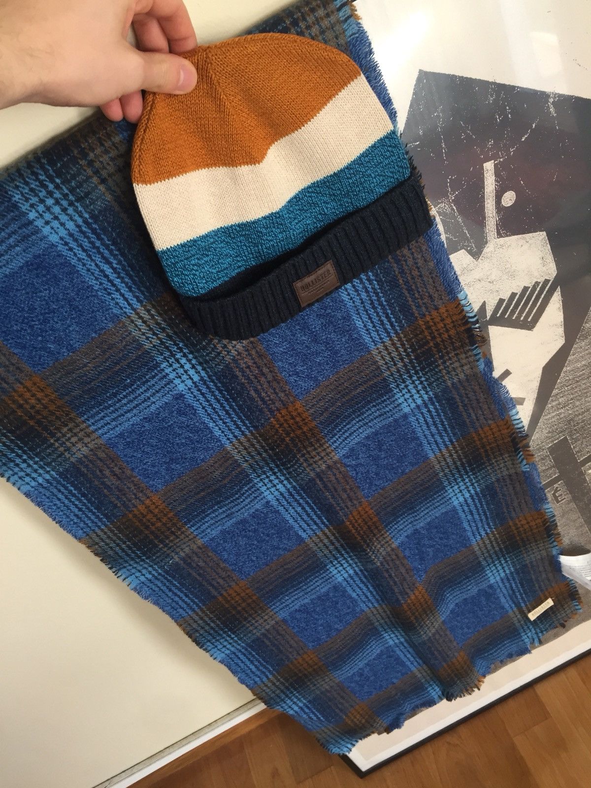 Hollister Hollister Winter Set: Beanie + Tartan / Checkered Scarf Size ONE SIZE - 1 Thumbnail