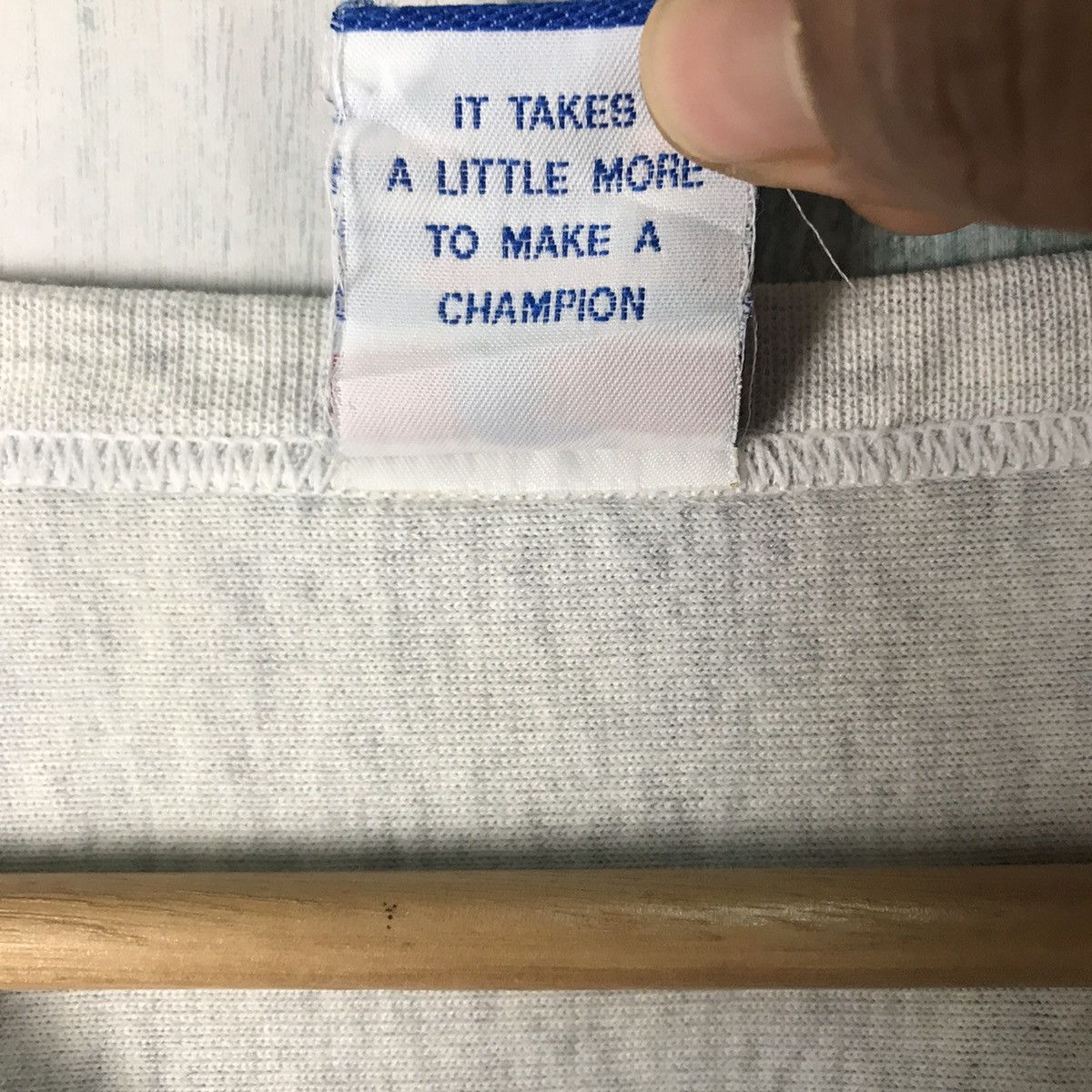 Champion Vintage Champion V-Neck T-Shirt Size US L / EU 52-54 / 3 - 7 Thumbnail
