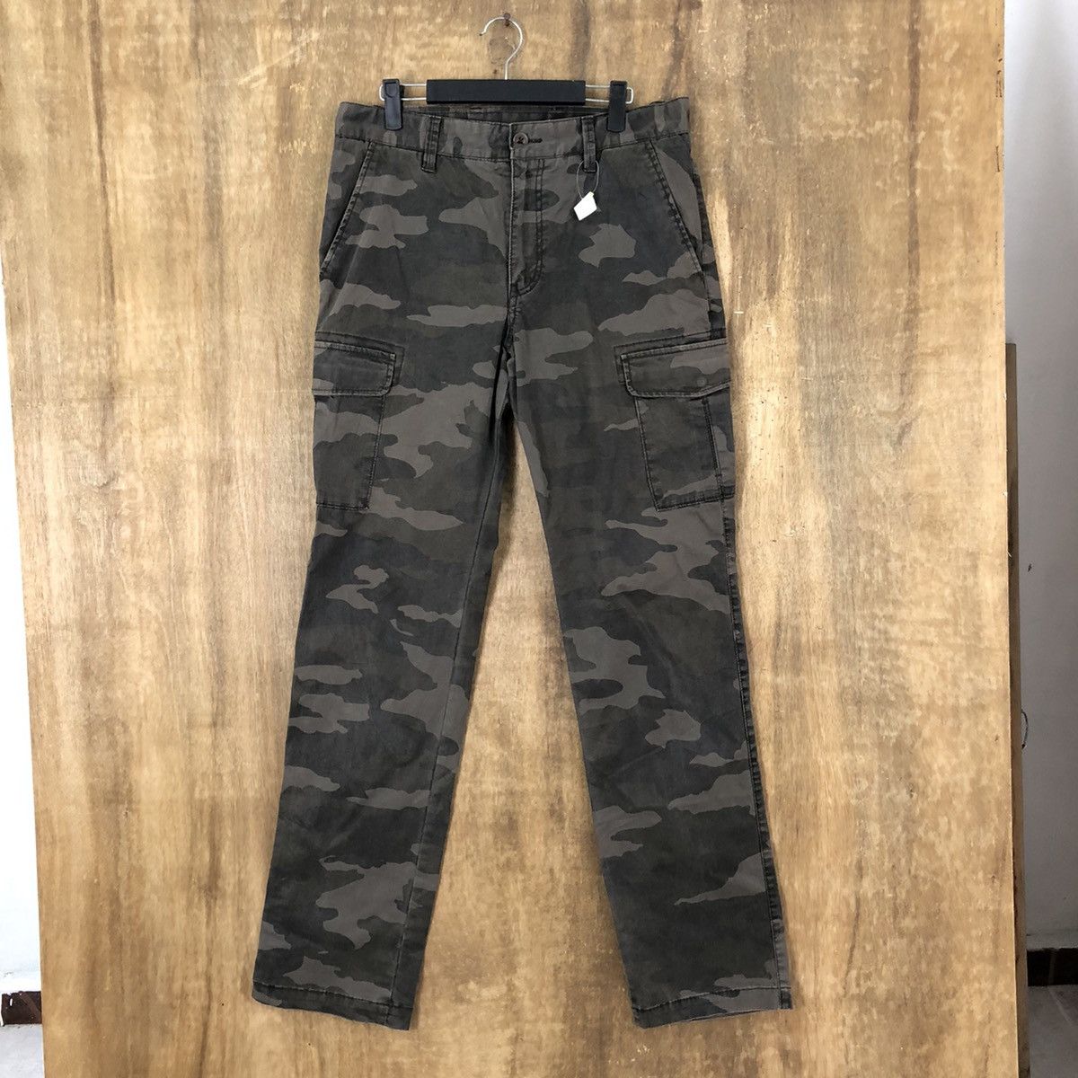 image of Uniqlo Camo Multipocket Tactical Cargo Pants 117, Men's (Size 31)