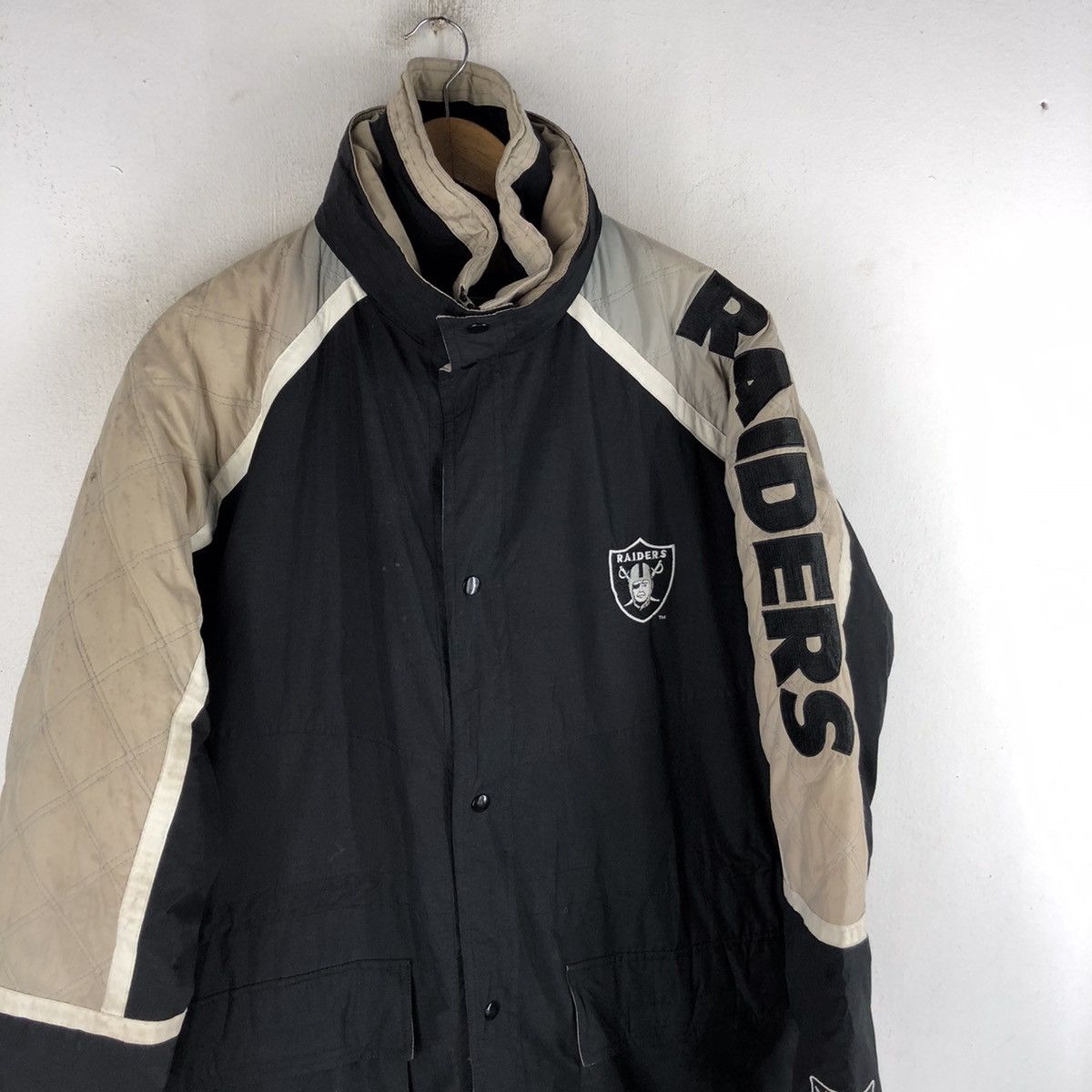 NFL 🔥RARE VINTAGE RAIDERS NFL TEAM INSULATED LONG JACKET Size US M / EU 48-50 / 2 - 4 Thumbnail