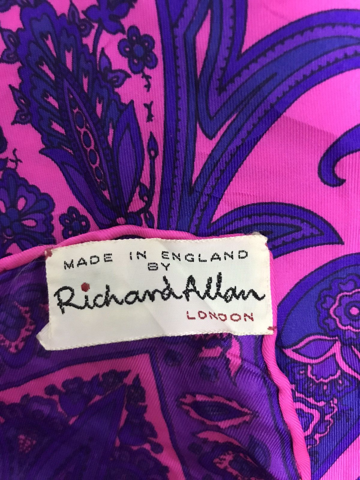 Designer Vintage Richard Allan London Bandana Pocket Square Size ONE SIZE - 6 Thumbnail