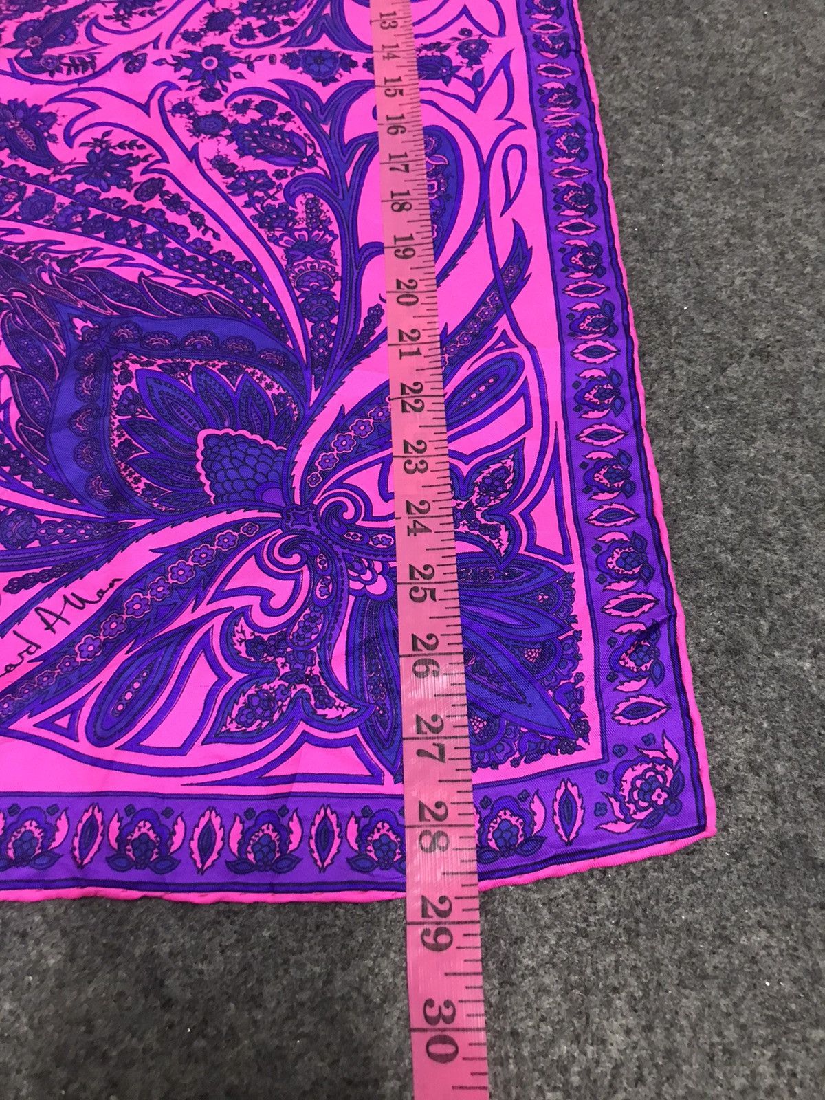Designer Vintage Richard Allan London Bandana Pocket Square Size ONE SIZE - 8 Thumbnail
