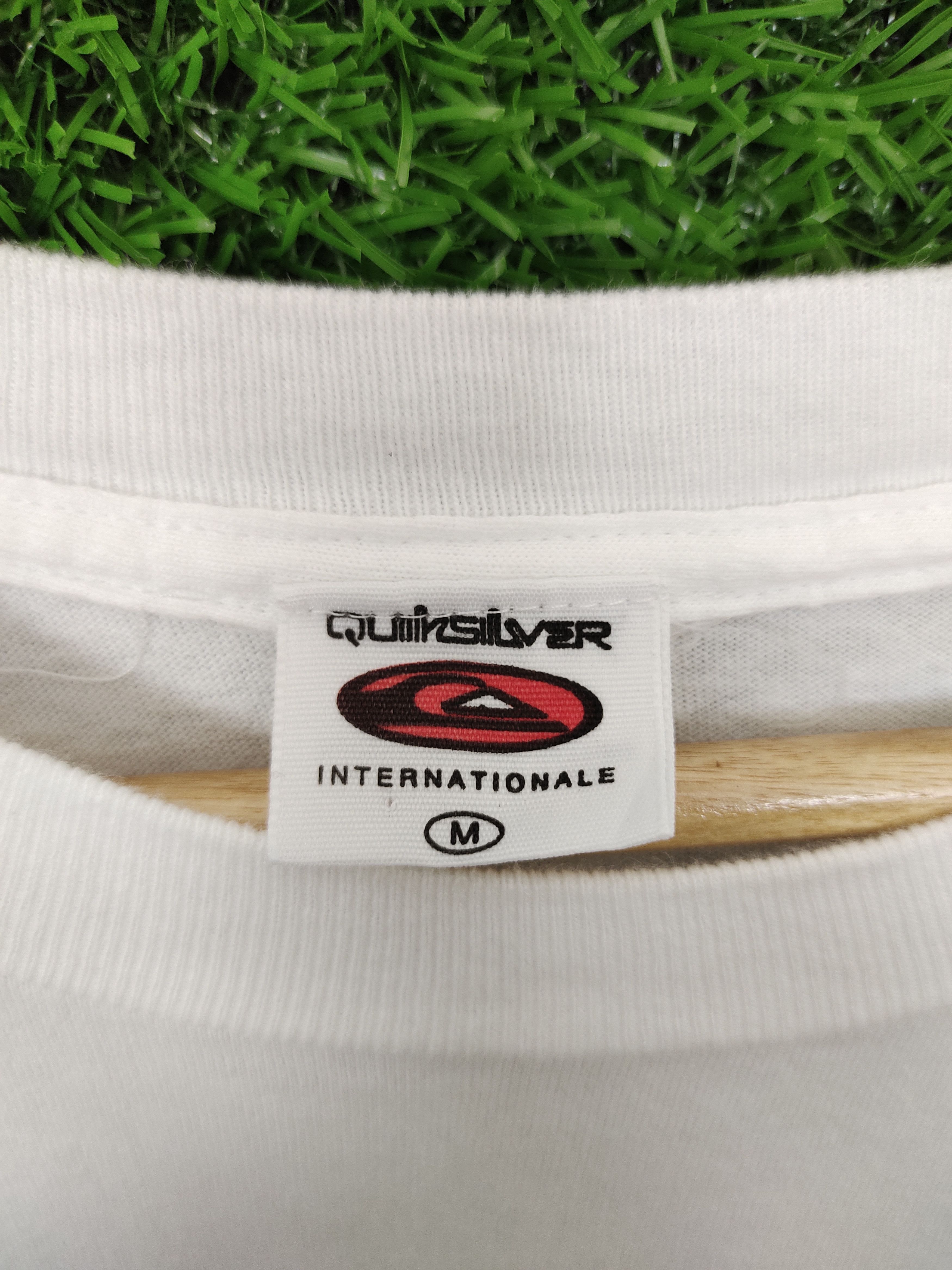 Vintage 90s Quiksilver Surfing Back Print Design