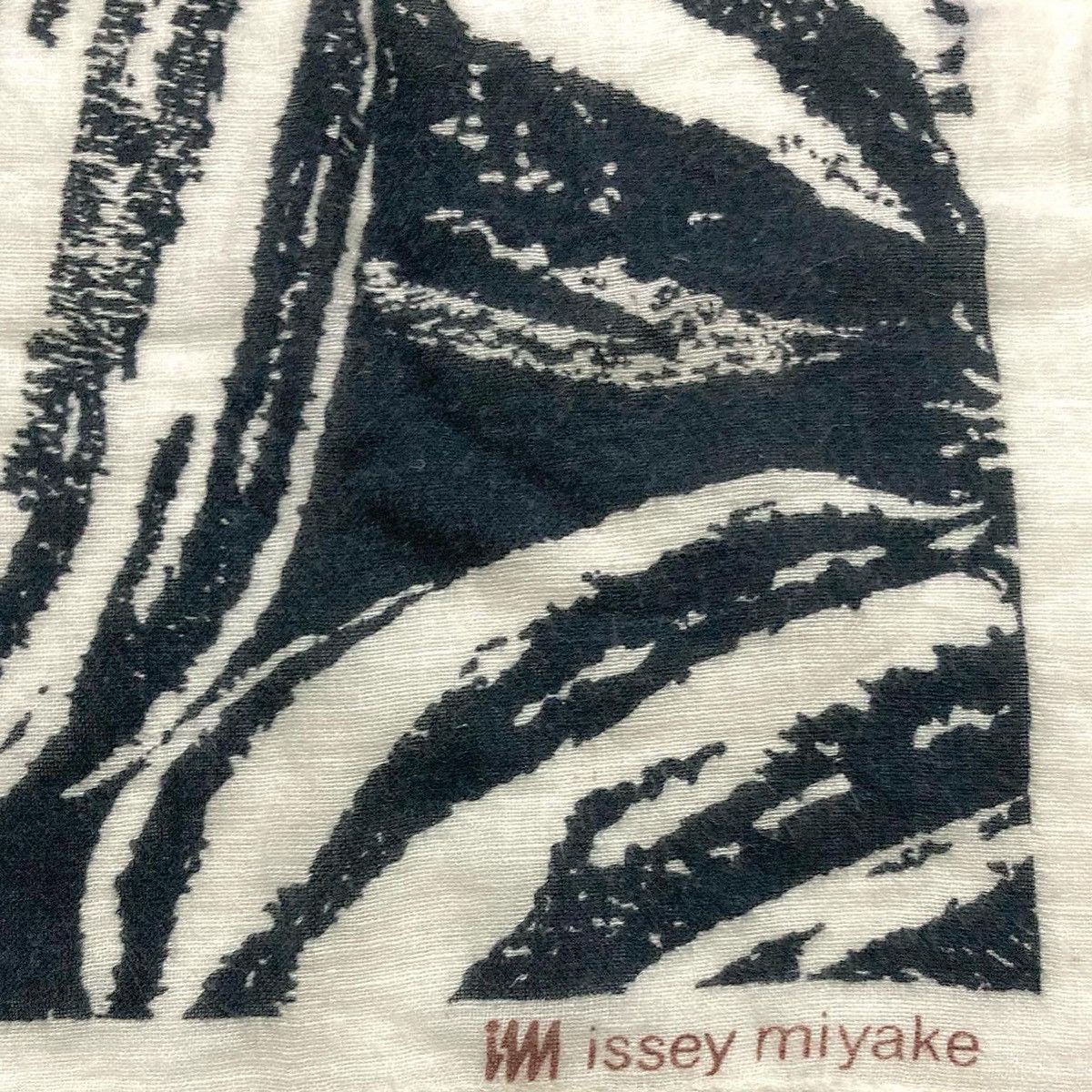 Issey Miyake Issey Miyake Watermelon Print Scarf in Deep Indigo & White Size ONE SIZE - 2 Thumbnail