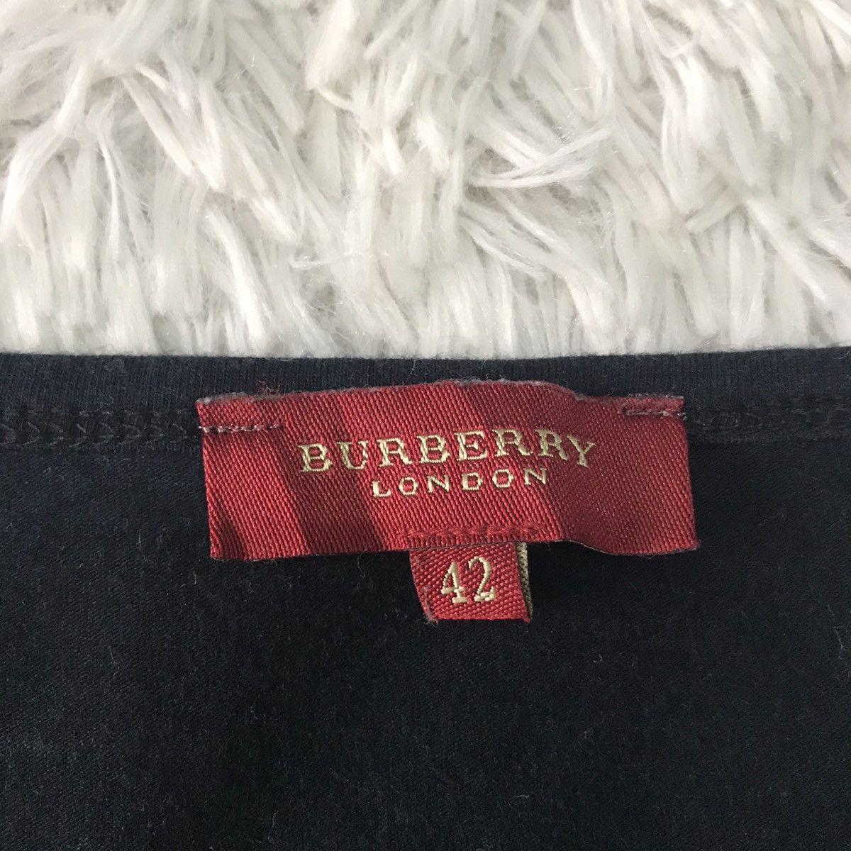 Burberry 💥Steals💥Rare Nice Burberry Tee Made in Spain Size S / US 4 / IT 40 - 13 Thumbnail
