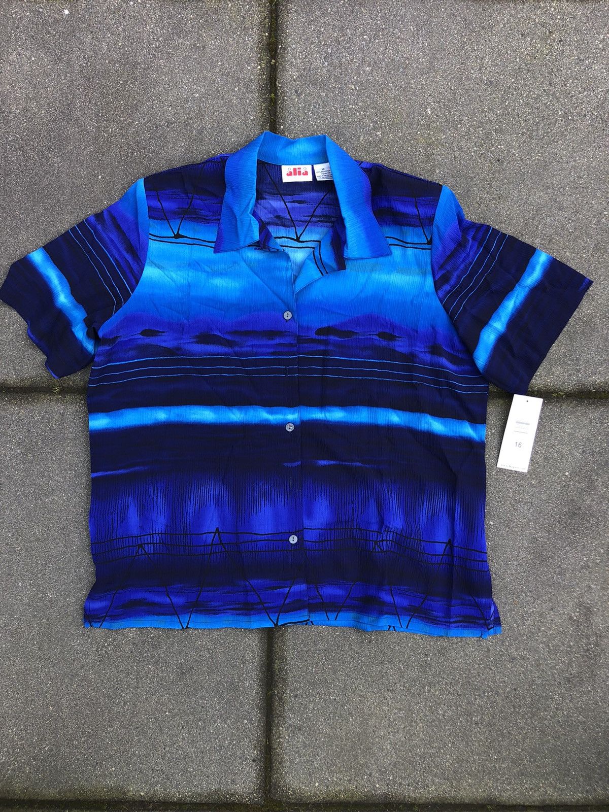 Vintage Vintage pleated Hawaiian camp collar bowling shirt Size US L / EU 52-54 / 3 - 1 Thumbnail