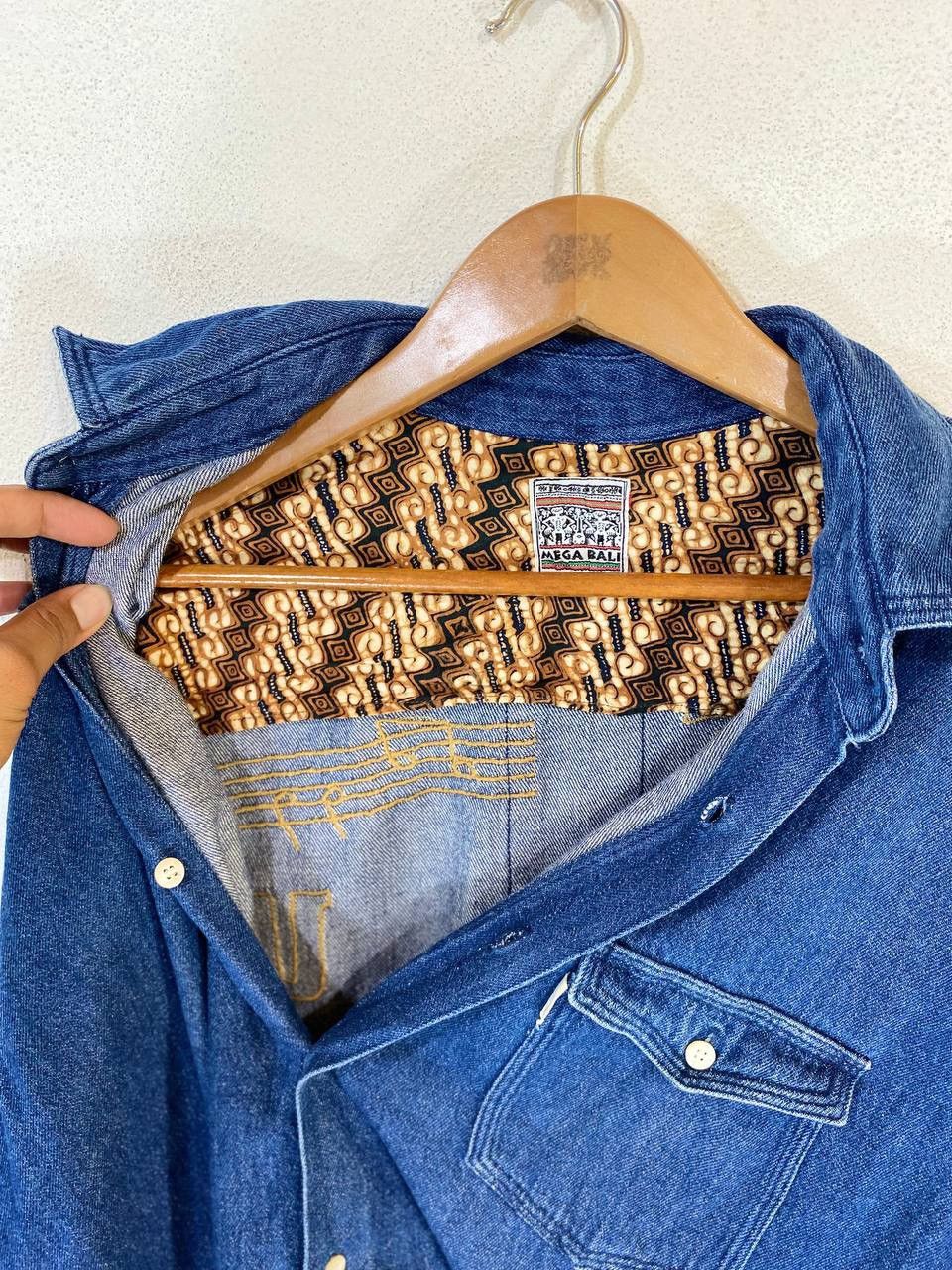 Vintage Vintage Mega Bali Denim Shirt with Nice Batik Design Size US XL / EU 56 / 4 - 8 Thumbnail