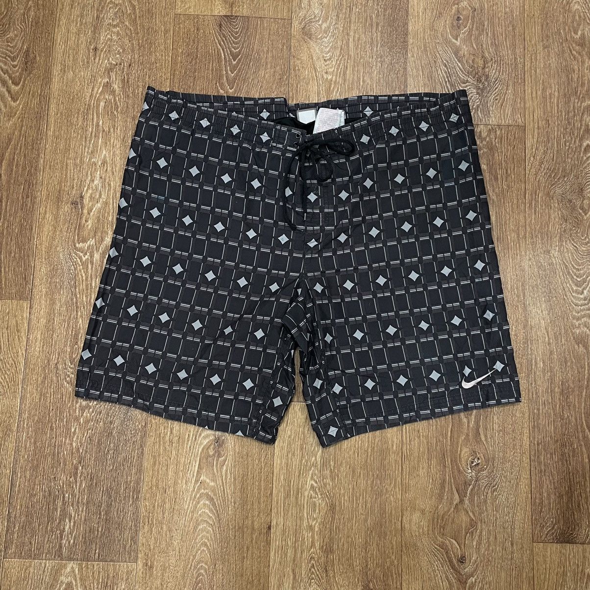 Vintage Vintage Nike All Over Print Shorts Streetwear Y2K Worn In XL Size US 38 / EU 54 - 2 Thumbnail