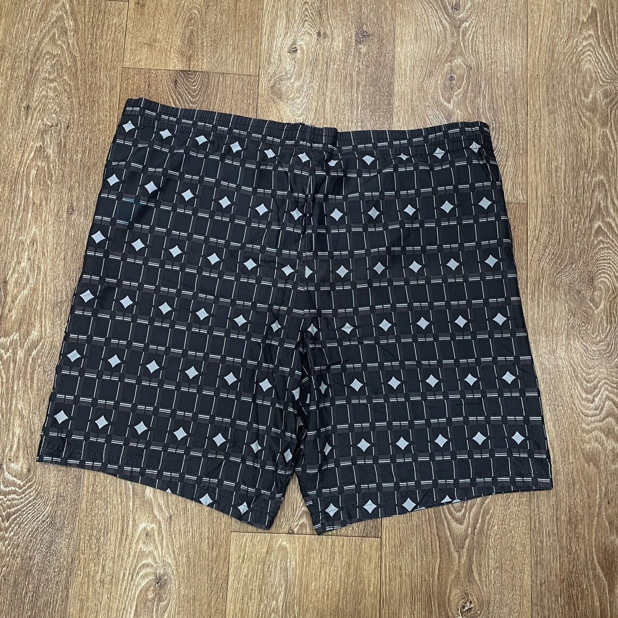 Vintage Vintage Nike All Over Print Shorts Streetwear Y2K Worn In XL Size US 38 / EU 54 - 8 Thumbnail