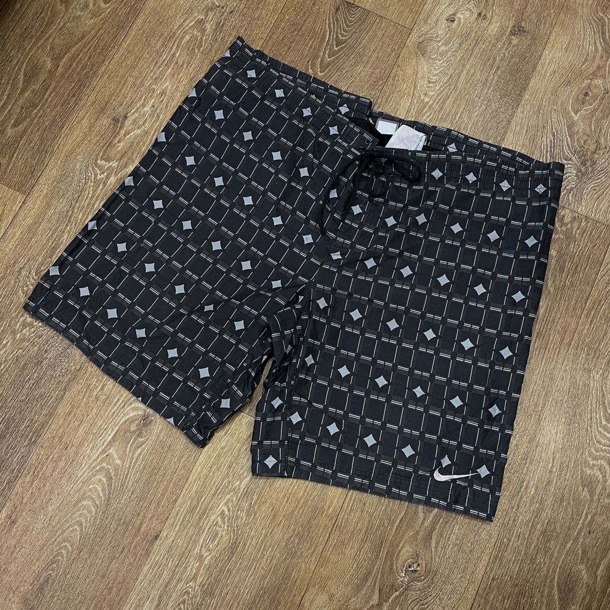 Vintage Vintage Nike All Over Print Shorts Streetwear Y2K Worn In XL Size US 38 / EU 54 - 1 Thumbnail
