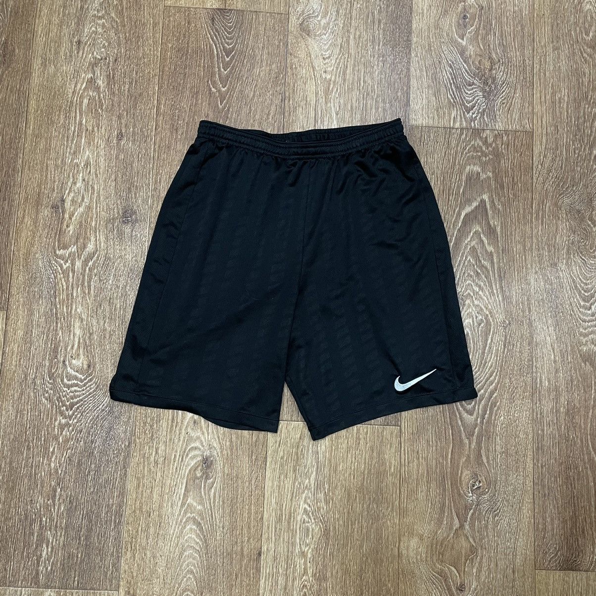 Vintage Vintage Nike Swoosh Shorts Y2K Streetwear Skate Black Boxy M Size US 32 / EU 48 - 1 Thumbnail