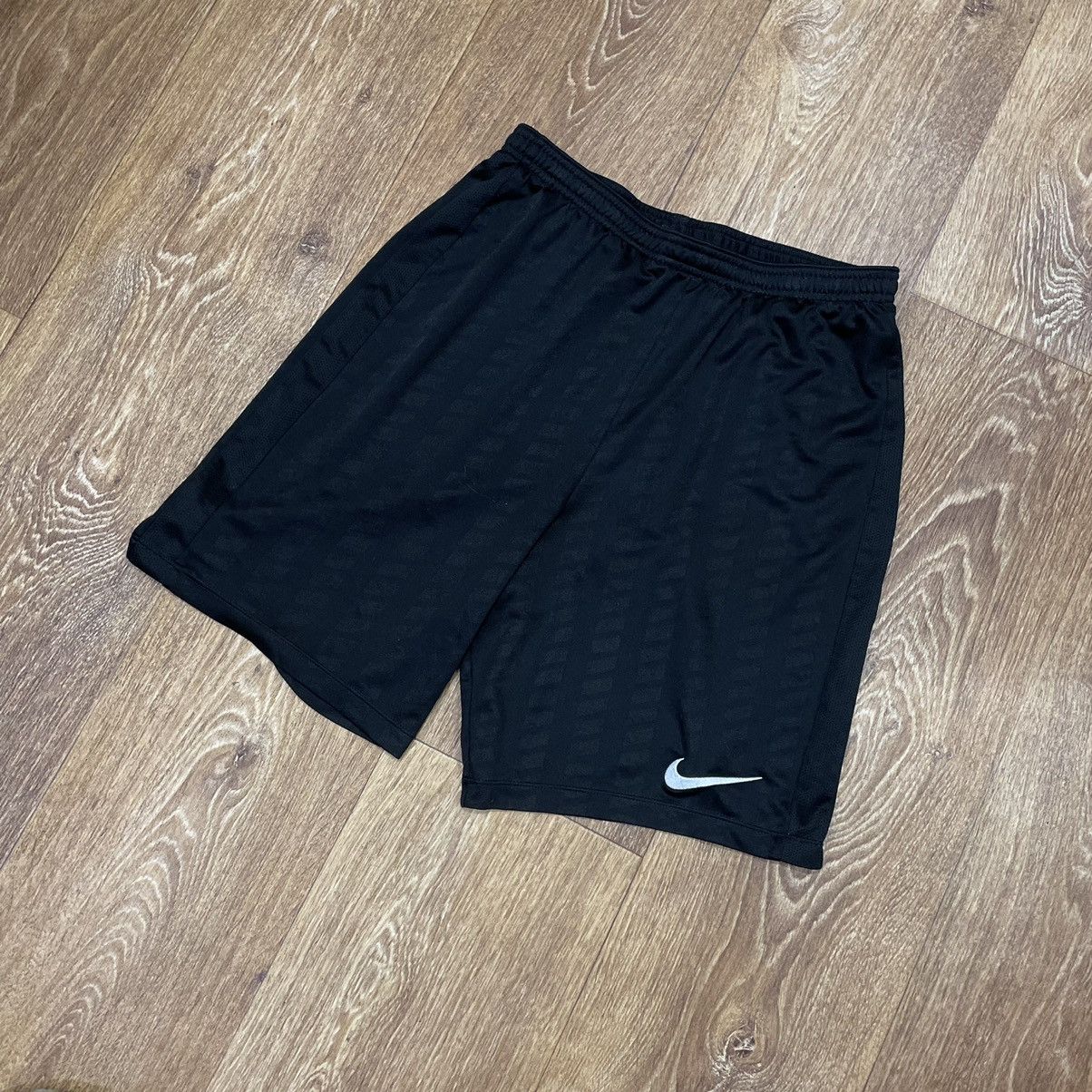 Vintage Vintage Nike Swoosh Shorts Y2K Streetwear Skate Black Boxy M Size US 32 / EU 48 - 2 Thumbnail