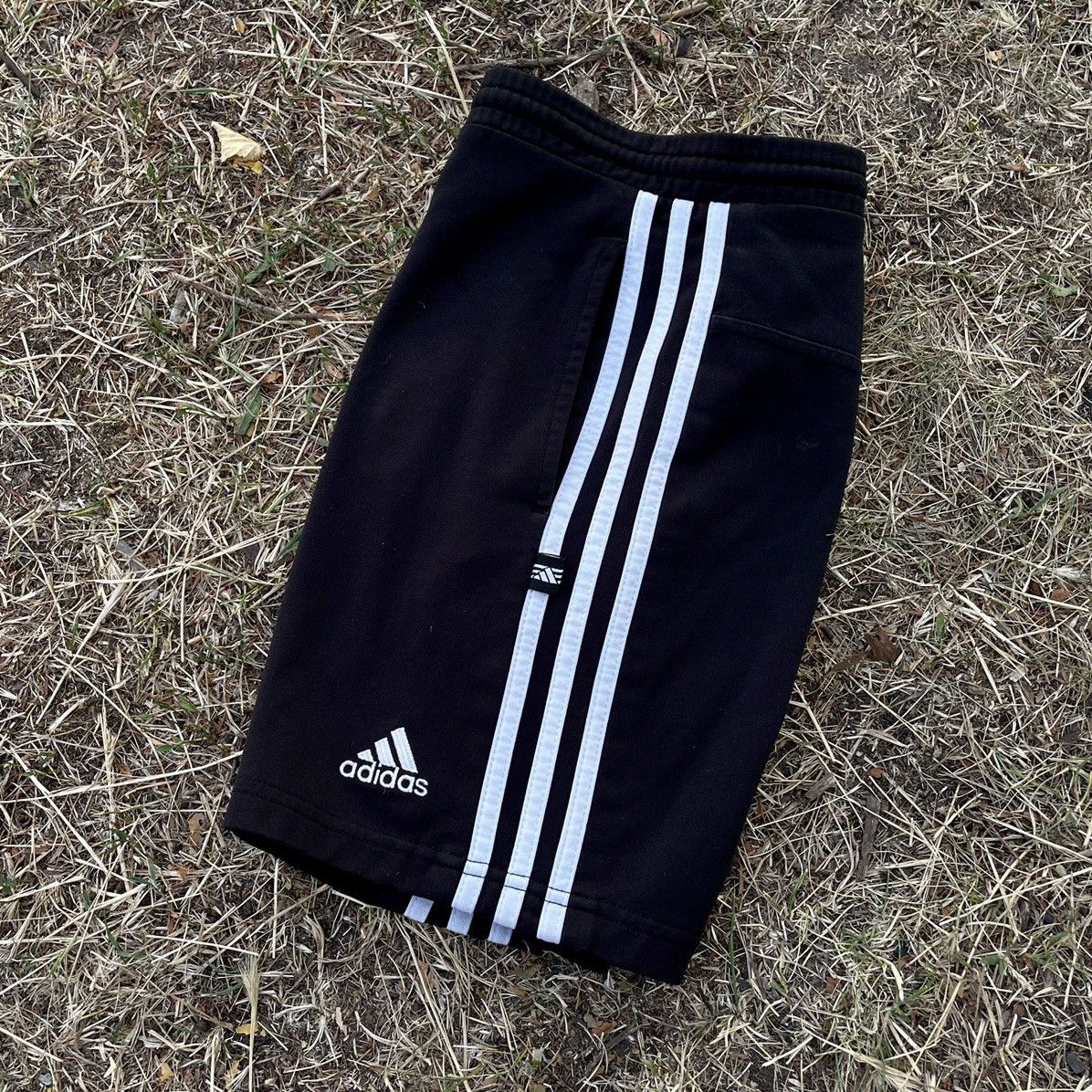Vintage Vintage Adidas Three Stripe Shorts Y2K Streetwear Graphic M Size US 29 - 2 Thumbnail