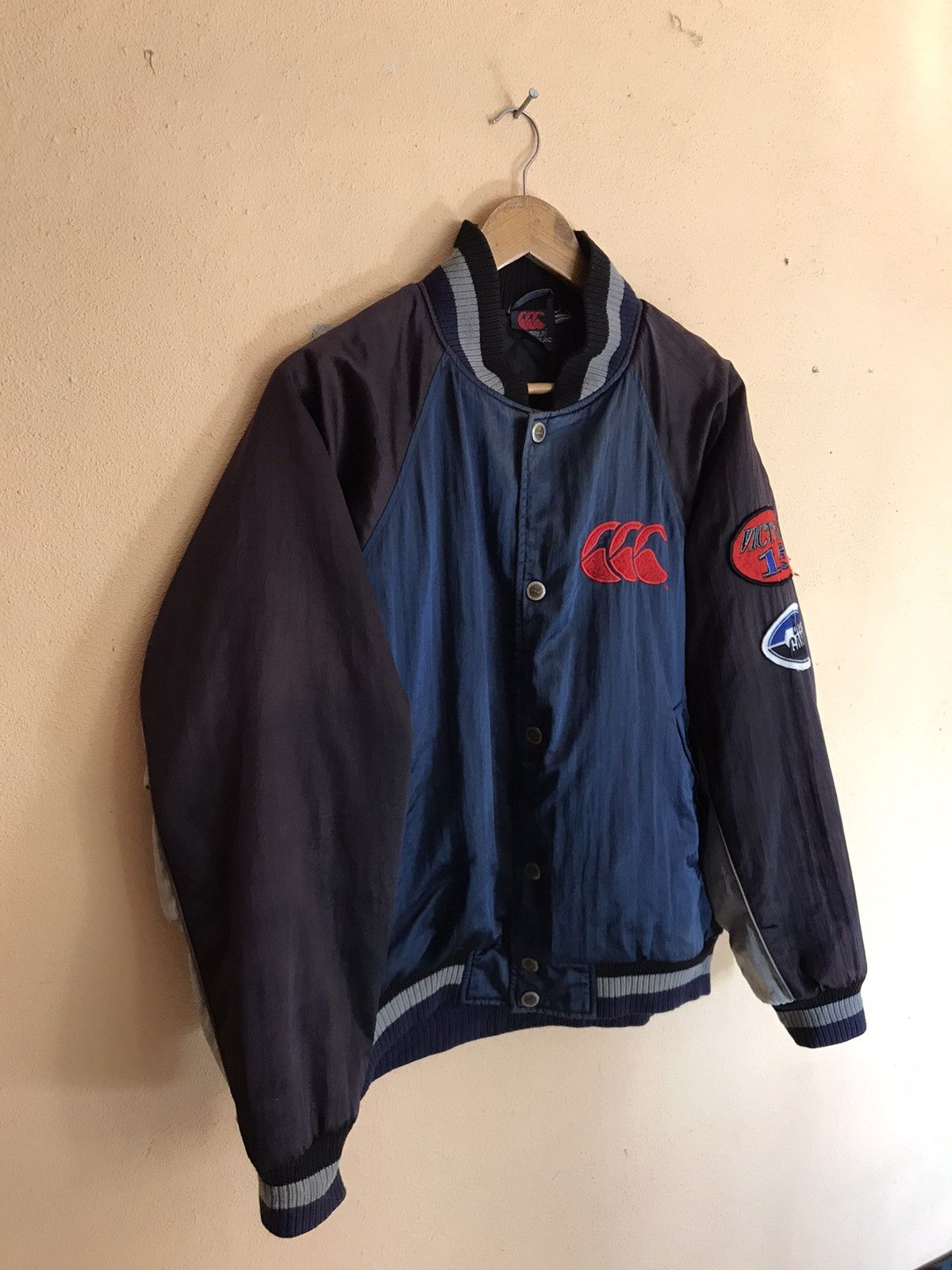 Canterbury of New Zealand VINTAGE CANTERBURY OF NEW ZEALAND BIG GAME VICTOR SUN FADED Size US L / EU 52-54 / 3 - 5 Thumbnail