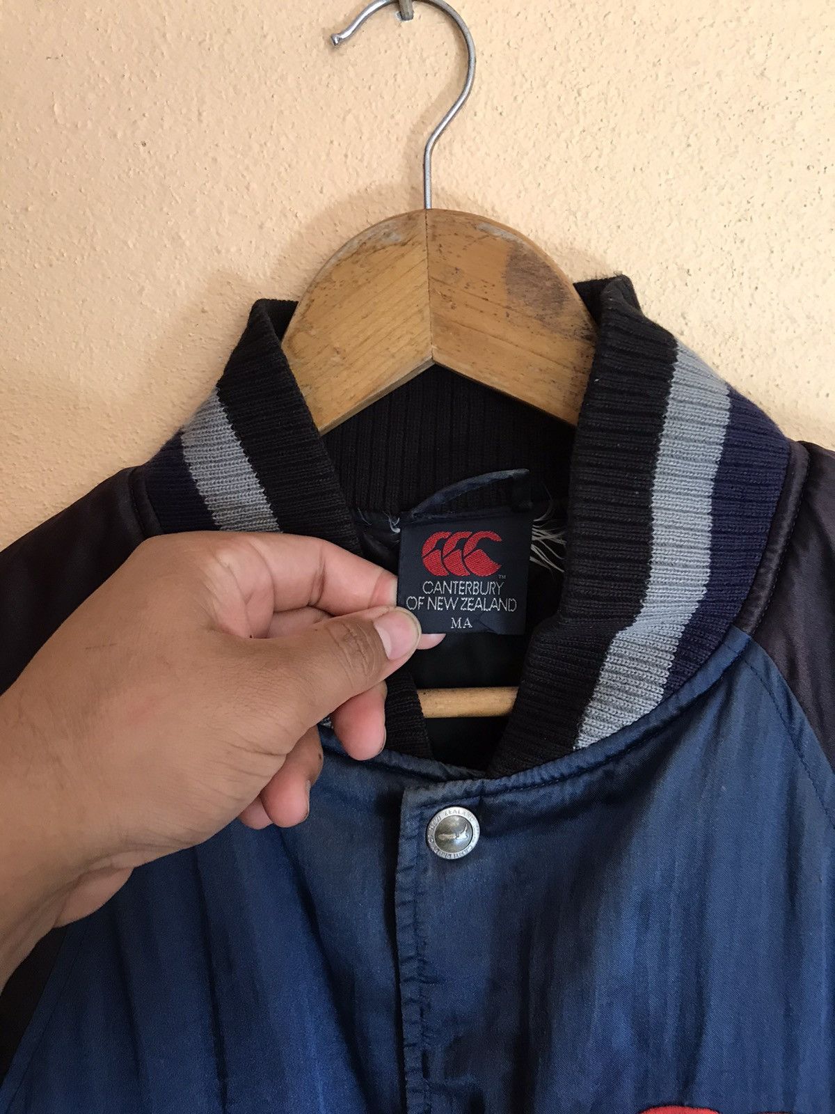 Canterbury of New Zealand VINTAGE CANTERBURY OF NEW ZEALAND BIG GAME VICTOR SUN FADED Size US L / EU 52-54 / 3 - 7 Thumbnail