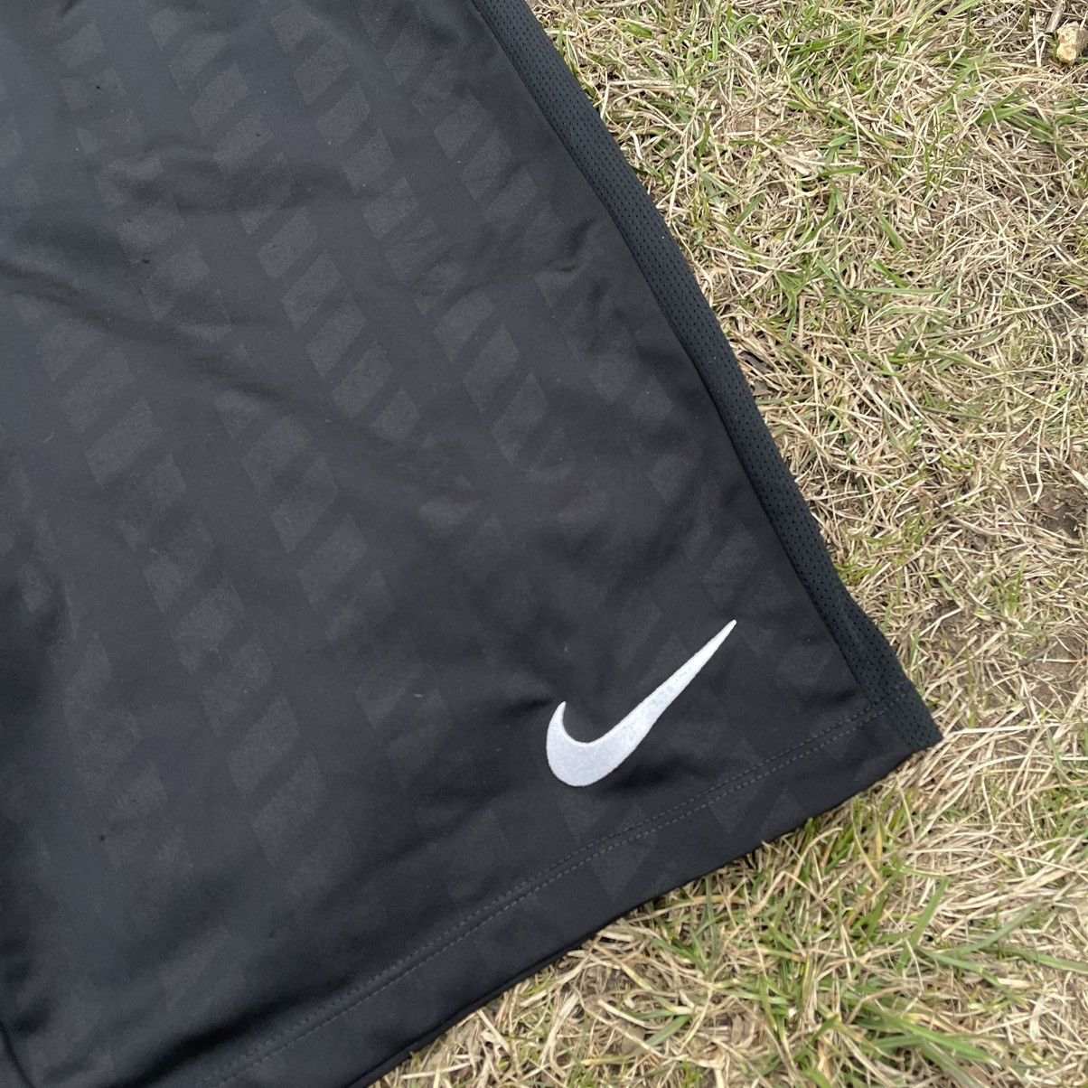 Vintage Vintage Nike Swoosh Shorts Y2K Skate Streetwear Navy Boxy 32 Size US 32 / EU 48 - 4 Thumbnail