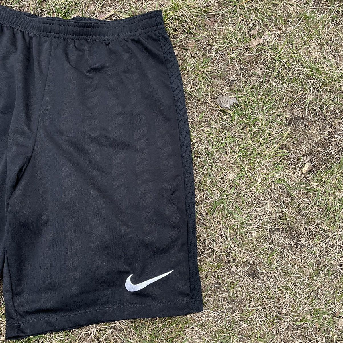 Vintage Vintage Nike Swoosh Shorts Y2K Skate Streetwear Navy Boxy 32 Size US 32 / EU 48 - 3 Thumbnail