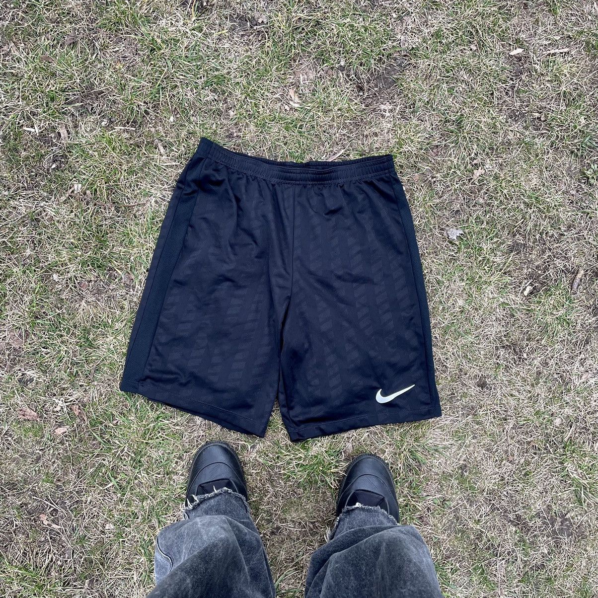 Vintage Vintage Nike Swoosh Shorts Y2K Skate Streetwear Navy Boxy 32 Size US 32 / EU 48 - 1 Thumbnail