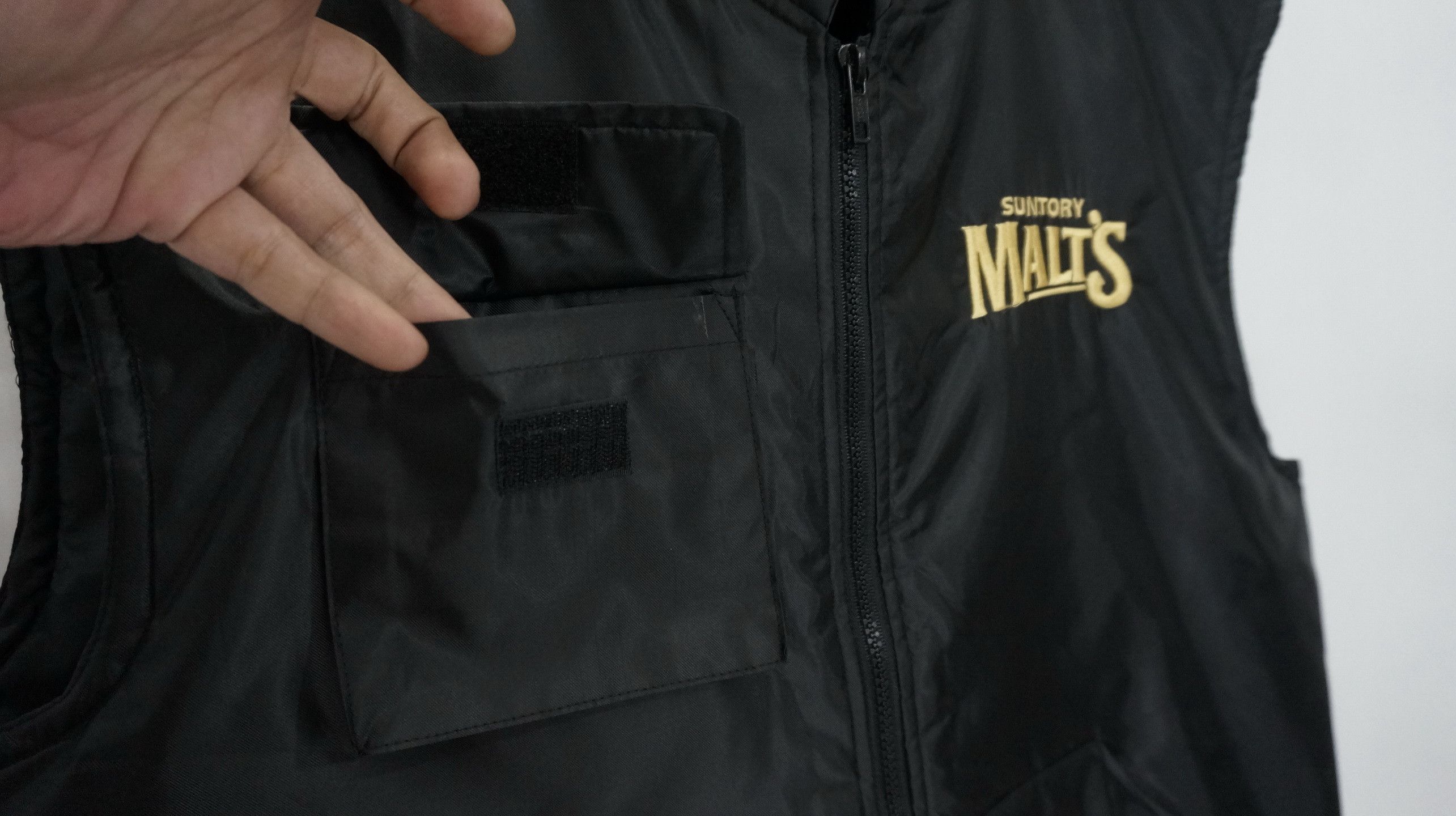 Japanese Brand SUNTORY Light Padded High Neck Black Nylon Vest Size US L / EU 52-54 / 3 - 7 Thumbnail