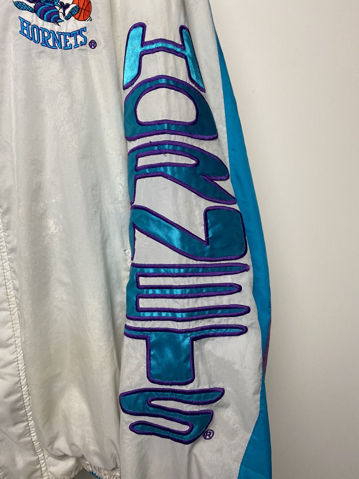 NBA × Starter × Vintage Charlotte Hornets Vintage big logo starter white jacket Size US XL / EU 56 / 4 - 3 Thumbnail