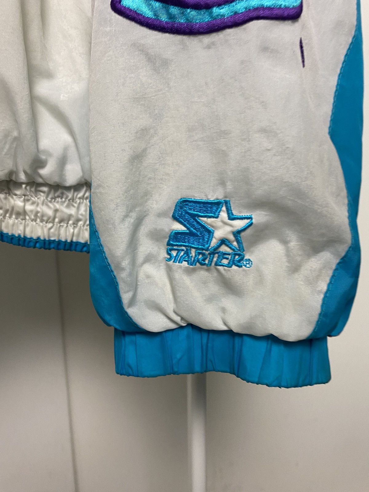NBA × Starter × Vintage Charlotte Hornets Vintage big logo starter white jacket Size US XL / EU 56 / 4 - 4 Thumbnail