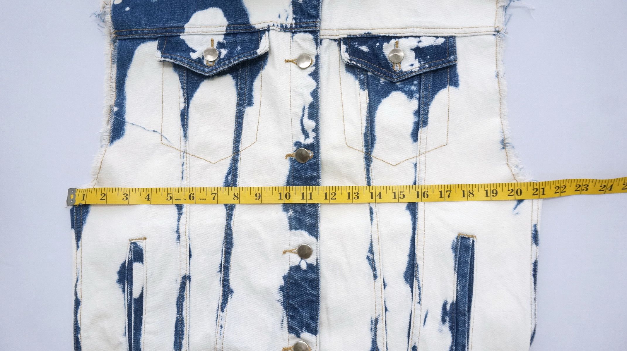 Forever 21 F21 Artist Bleach Dye Washed Sleeveless Denim Jacket Size US M / EU 48-50 / 2 - 6 Thumbnail
