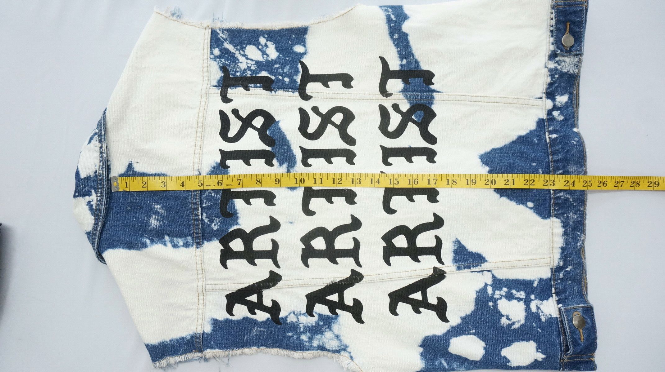 Forever 21 F21 Artist Bleach Dye Washed Sleeveless Denim Jacket Size US M / EU 48-50 / 2 - 7 Thumbnail