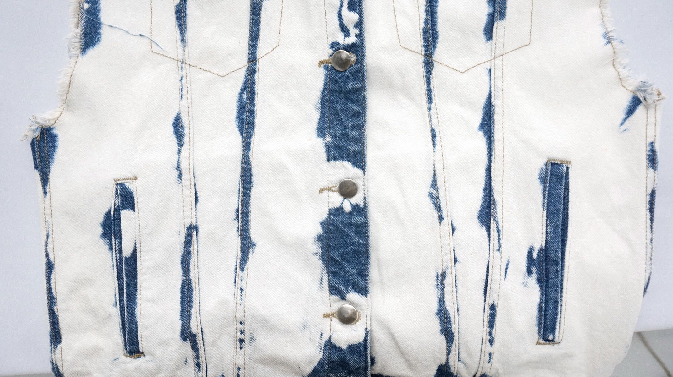 Forever 21 F21 Artist Bleach Dye Washed Sleeveless Denim Jacket Size US M / EU 48-50 / 2 - 4 Thumbnail