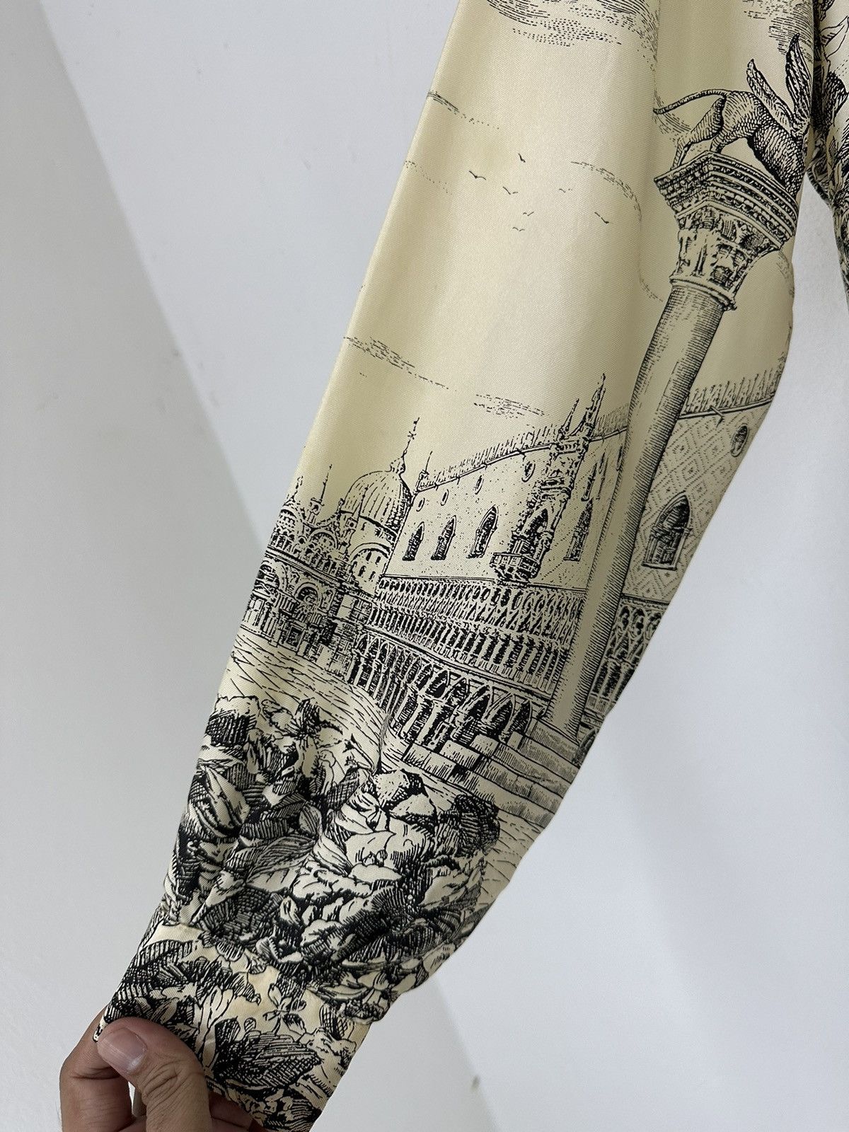 Moschino Luxury Moschino Button Ups Silk Shirt Full Print Roman City Size M / US 6-8 / IT 42-44 - 8 Thumbnail