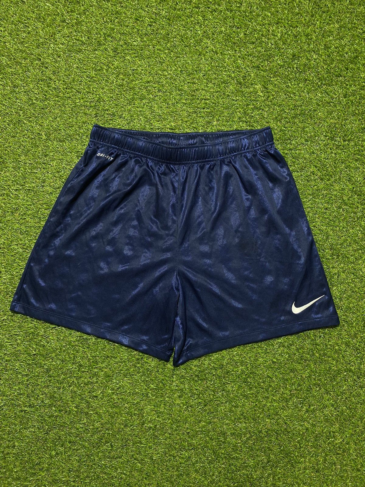 Nike Vintage Nike shorts streetwear swoosh casual y2k size L Size US 34 / EU 50 - 1 Thumbnail