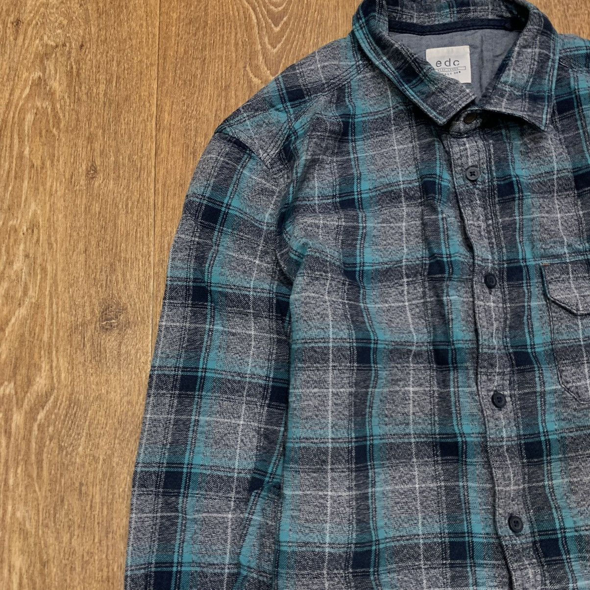 Vintage Vintage 90s Plaid Shirt Oversized Grunge Indie Blue Faded L Size US L / EU 52-54 / 3 - 5 Thumbnail