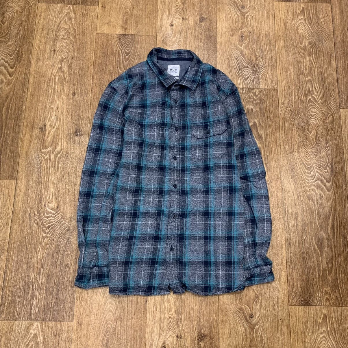 Vintage Vintage 90s Plaid Shirt Oversized Grunge Indie Blue Faded L Size US L / EU 52-54 / 3 - 1 Thumbnail