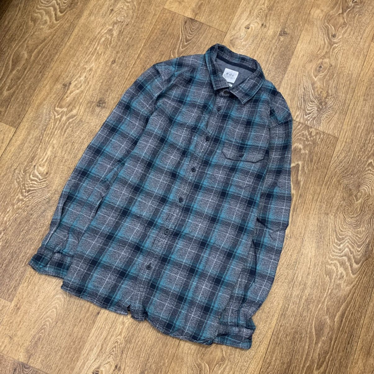 Vintage Vintage 90s Plaid Shirt Oversized Grunge Indie Blue Faded L Size US L / EU 52-54 / 3 - 2 Thumbnail