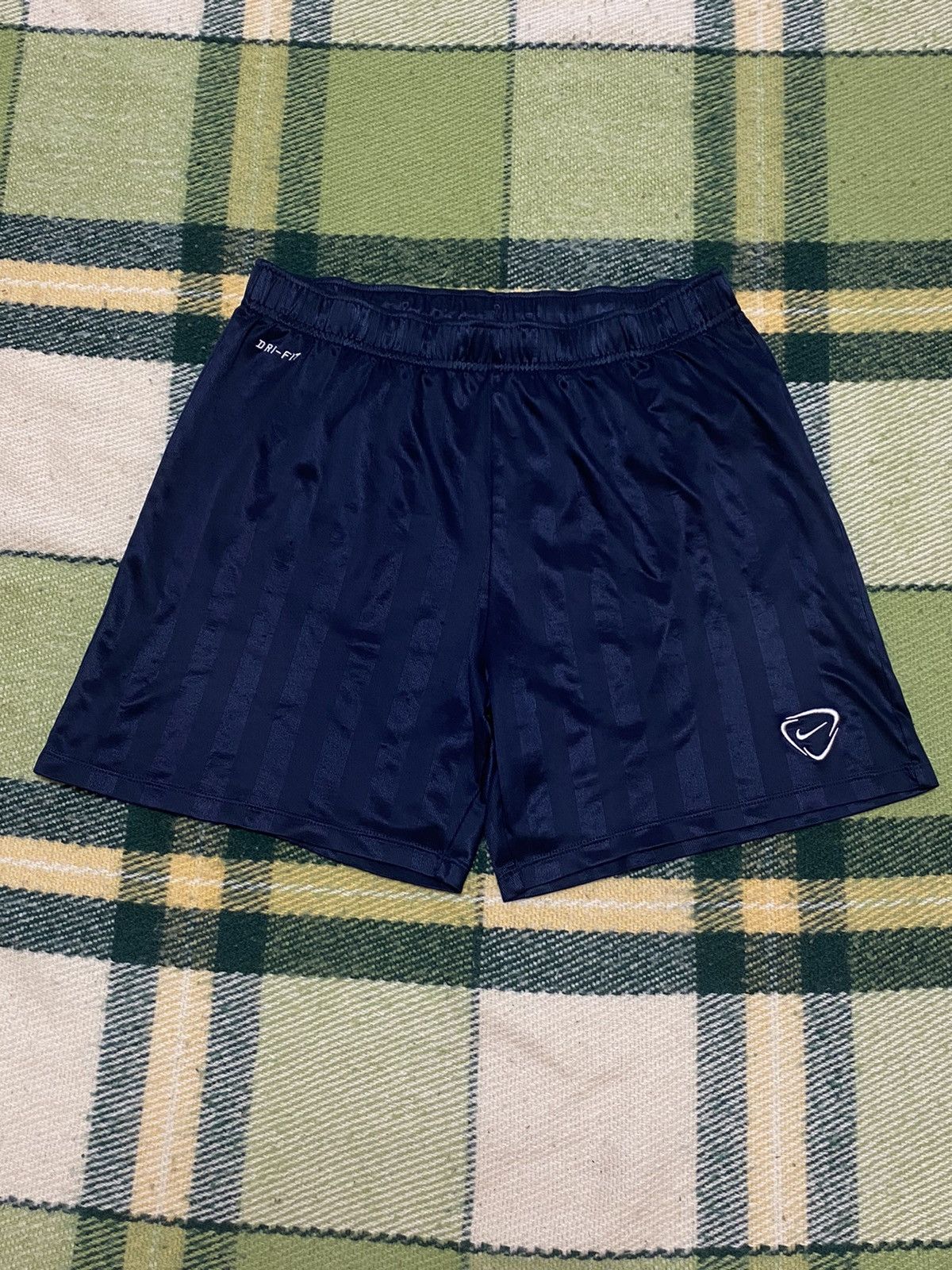 Nike Vintage Nike shorts streetwear swoosh casual y2k size L Size US 34 / EU 50 - 1 Thumbnail