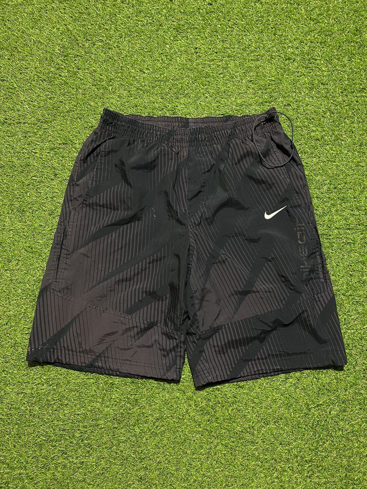 Nike Vintage Nike shorts streetwear swoosh casual y2k size M Size US 32 / EU 48 - 1 Thumbnail
