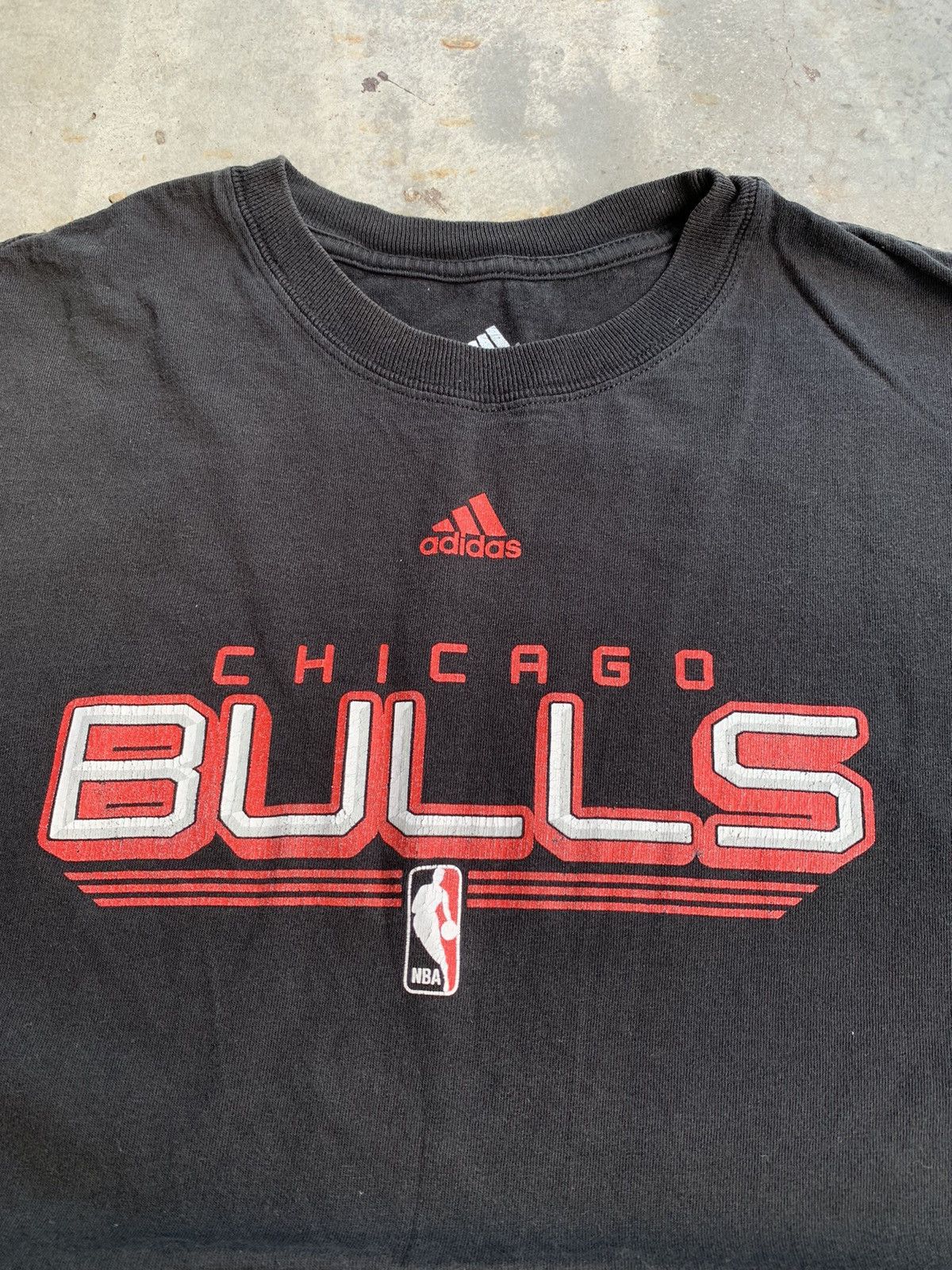 Adidas Vintage 2000s Faded Adidas Chicago Bulls Oversize Tshirt Size US XL / EU 56 / 4 - 2 Thumbnail